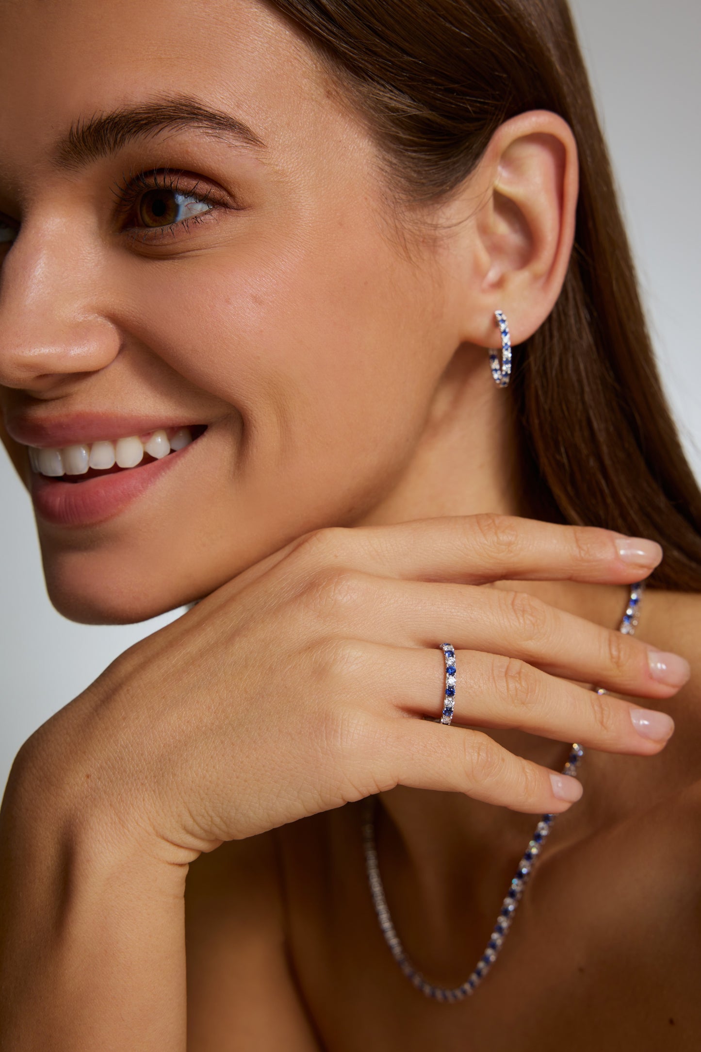 9K anillo color oro blanco, con 12 zafiros cultivados y 12 diamantes cultivados