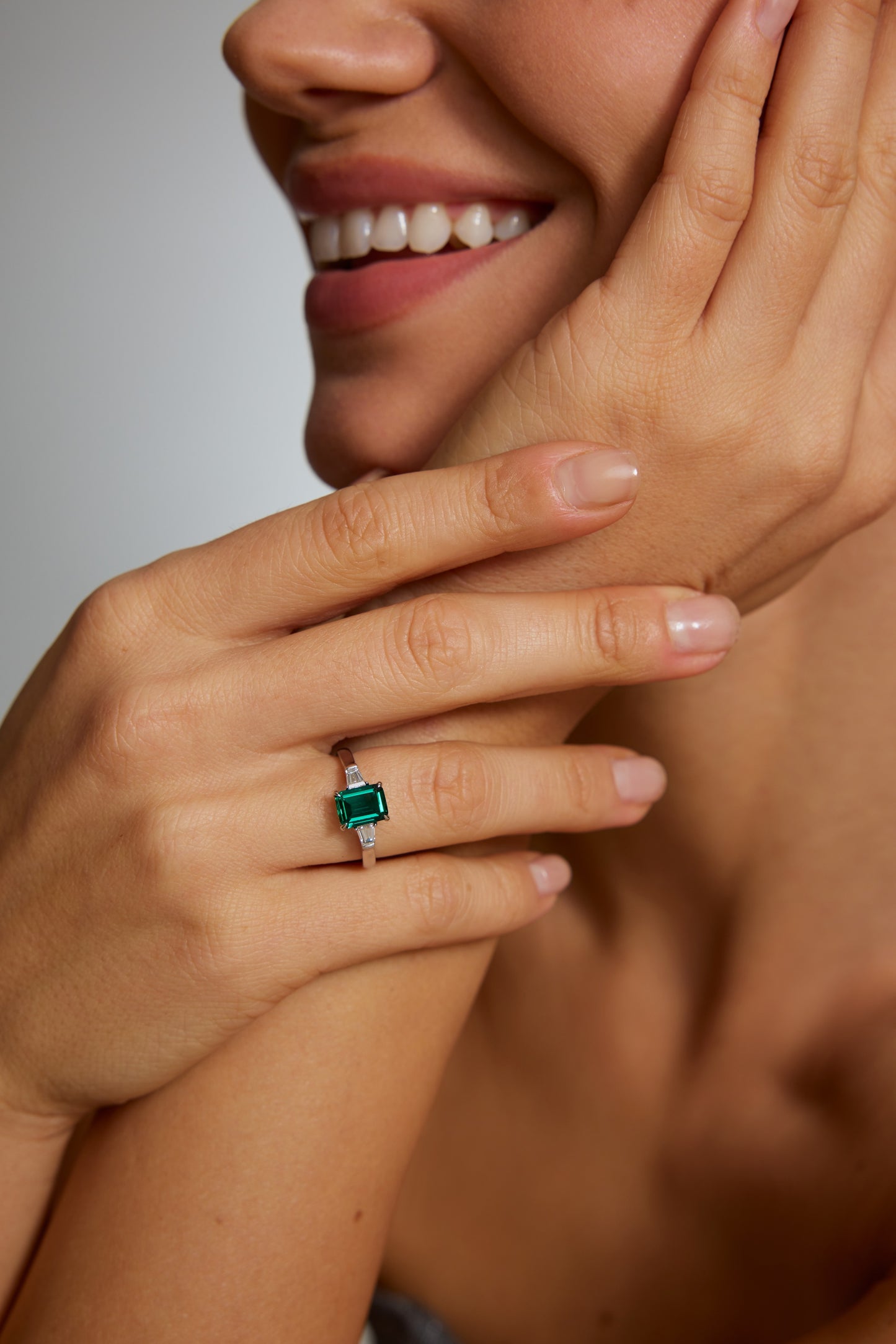 9K anillo color oro blanco, con 1 esmeralda cultivada y 2 diamantes cultivados