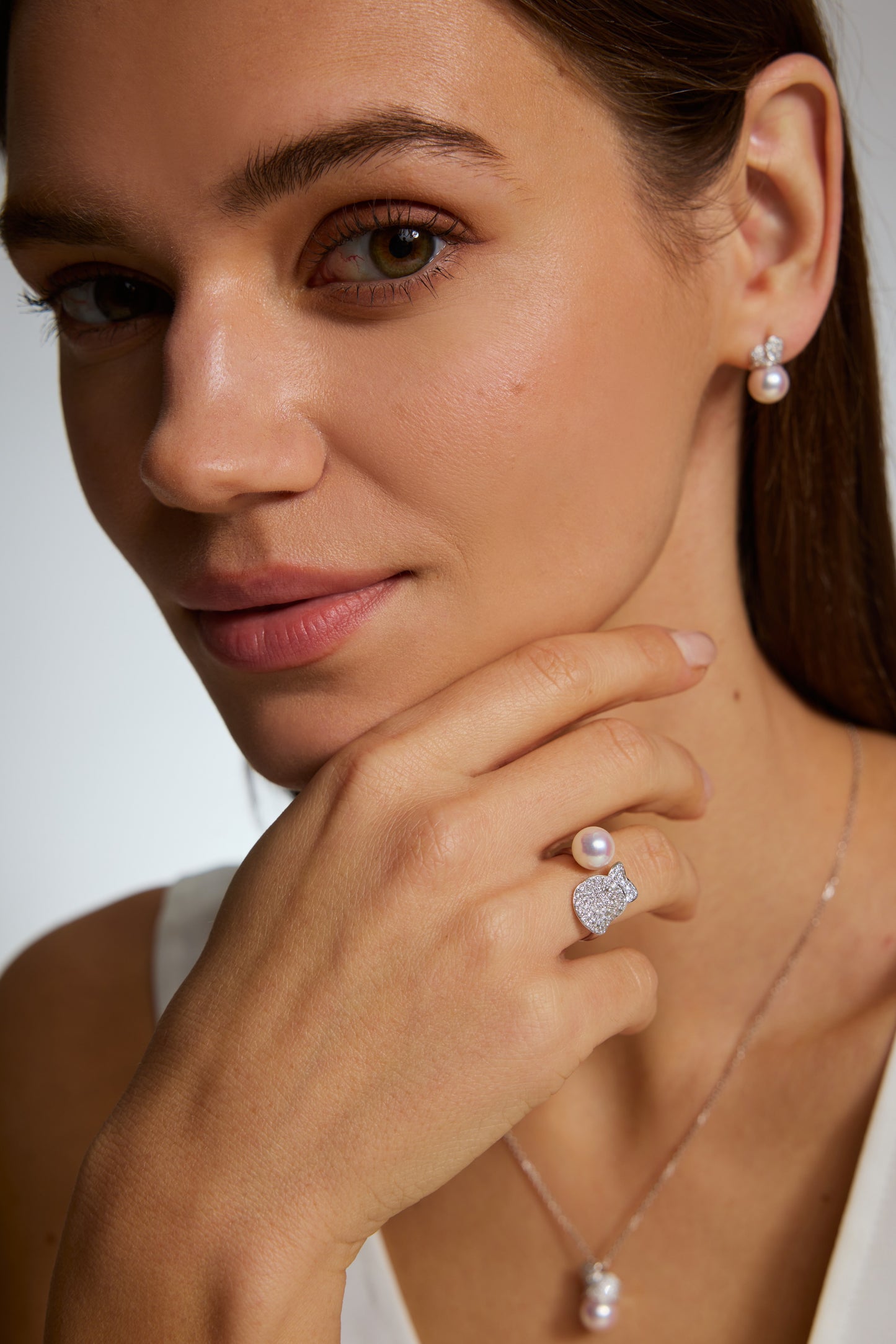 9K anillo de oro blanco, con perla Akoya de 3,9 mm y 56 brillantes diamantes