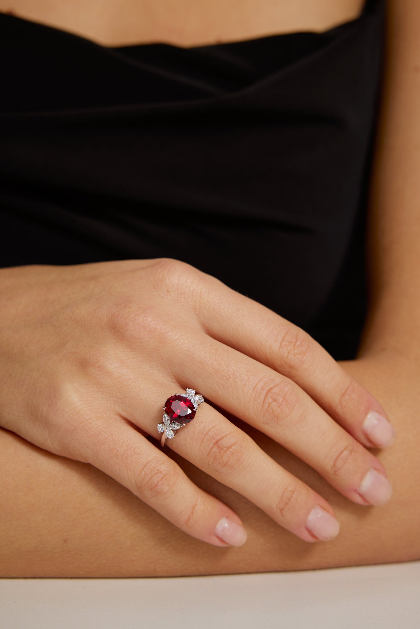 9K anillo de color oro blanco, engastado con 1 rubí cultivado y 8 diamantes cultivados.