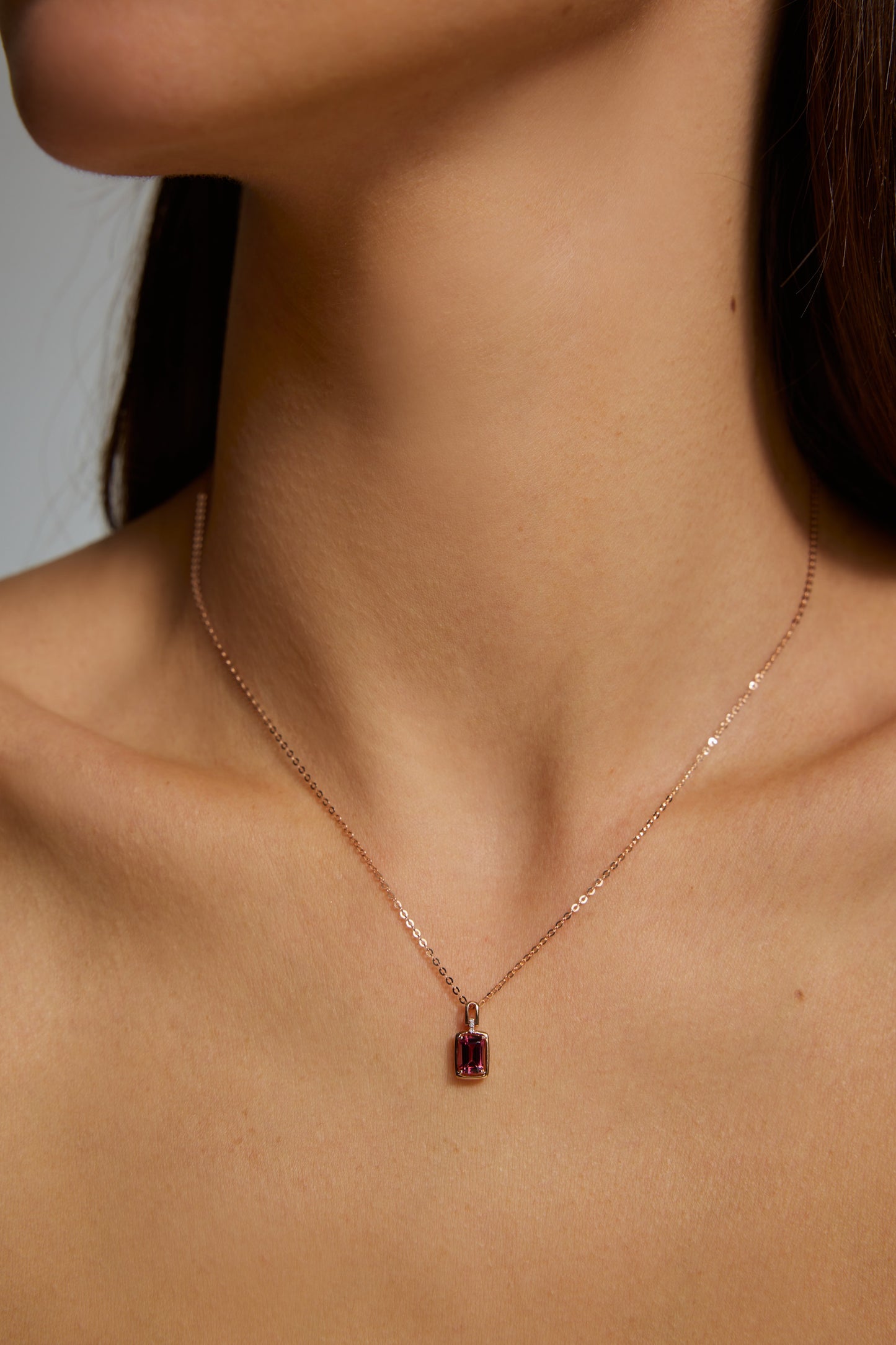18K collar de granate en oro rosa, con 1 granate rojo y 3 diamantes brillantes