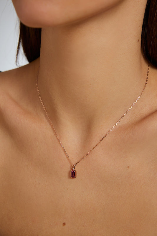 18K collar de granate en oro rosa, con 1 granate rojo y 3 diamantes brillantes