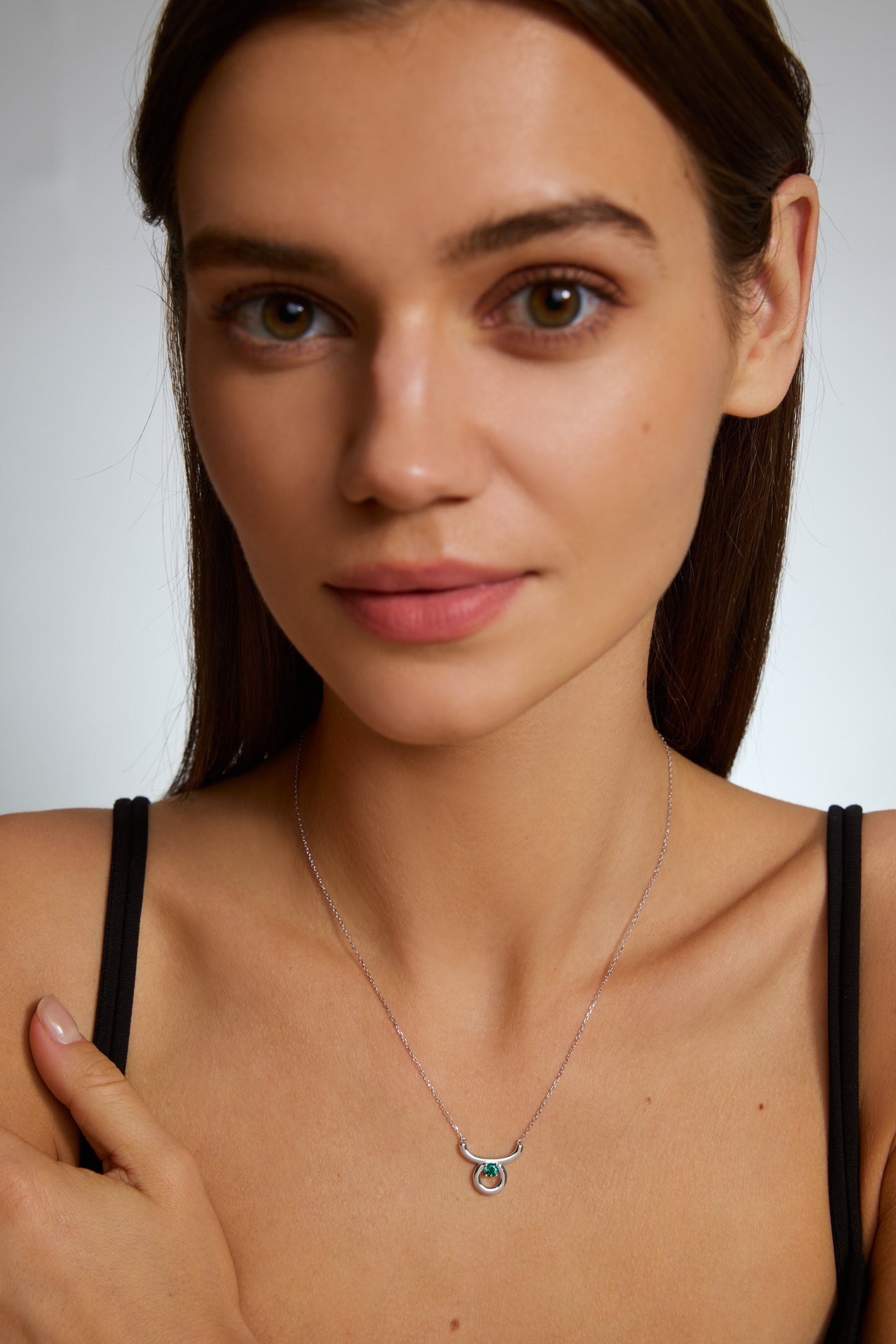 9K collar de constelación color oro blanco, con 1 esmeralda cultivada incrustada
