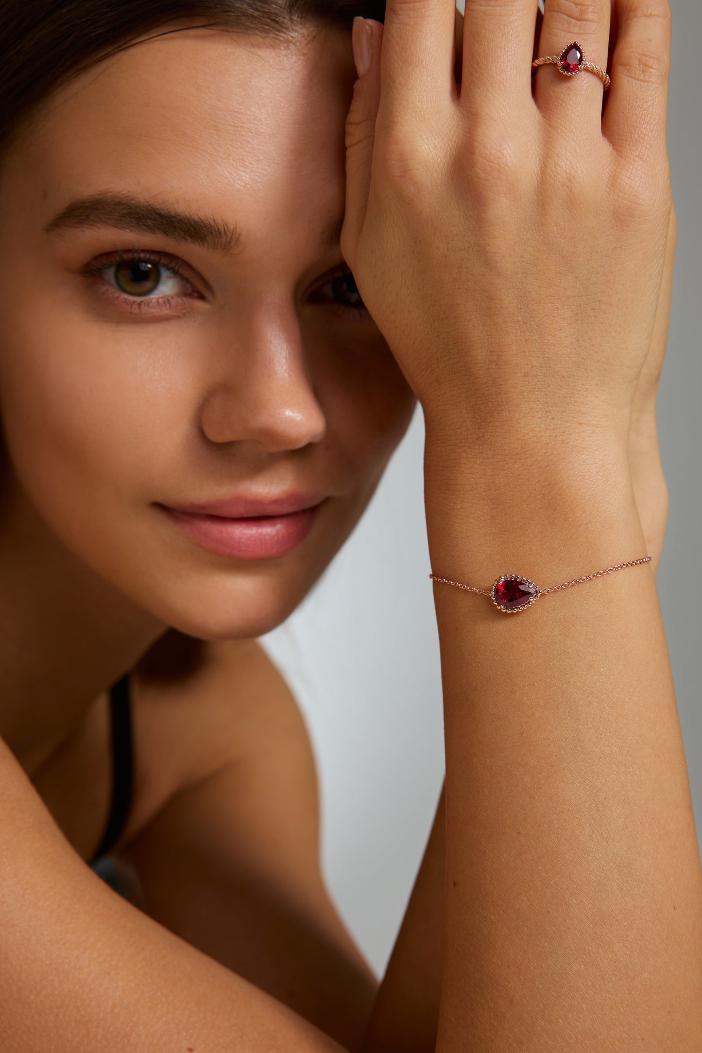 9K pulsera color oro rosa, con 1 rubí cultivado incrustado