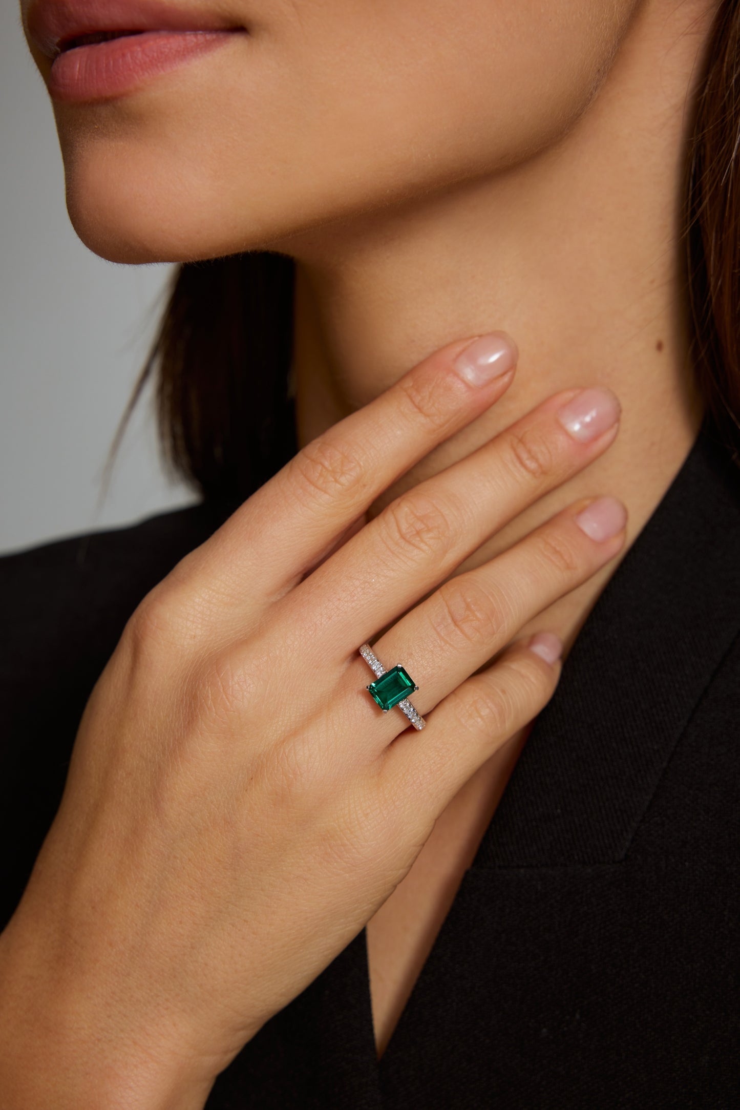 9K anillo color oro blanco, con 1 esmeralda cultivada y 16 diamantes cultivados