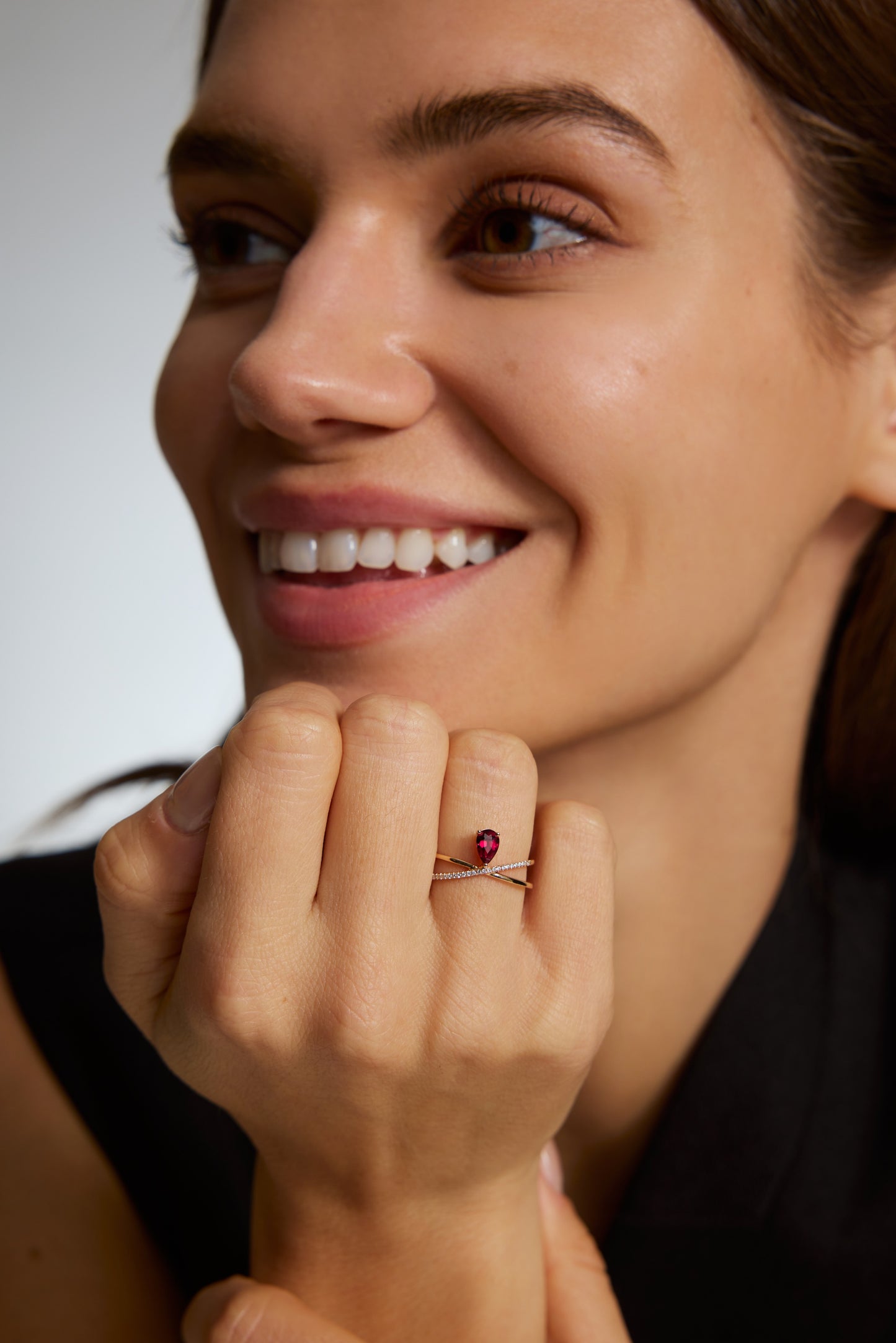 18K anillo de granate en oro rosa, con 1 granate rojo y 18 diamantes brillantes