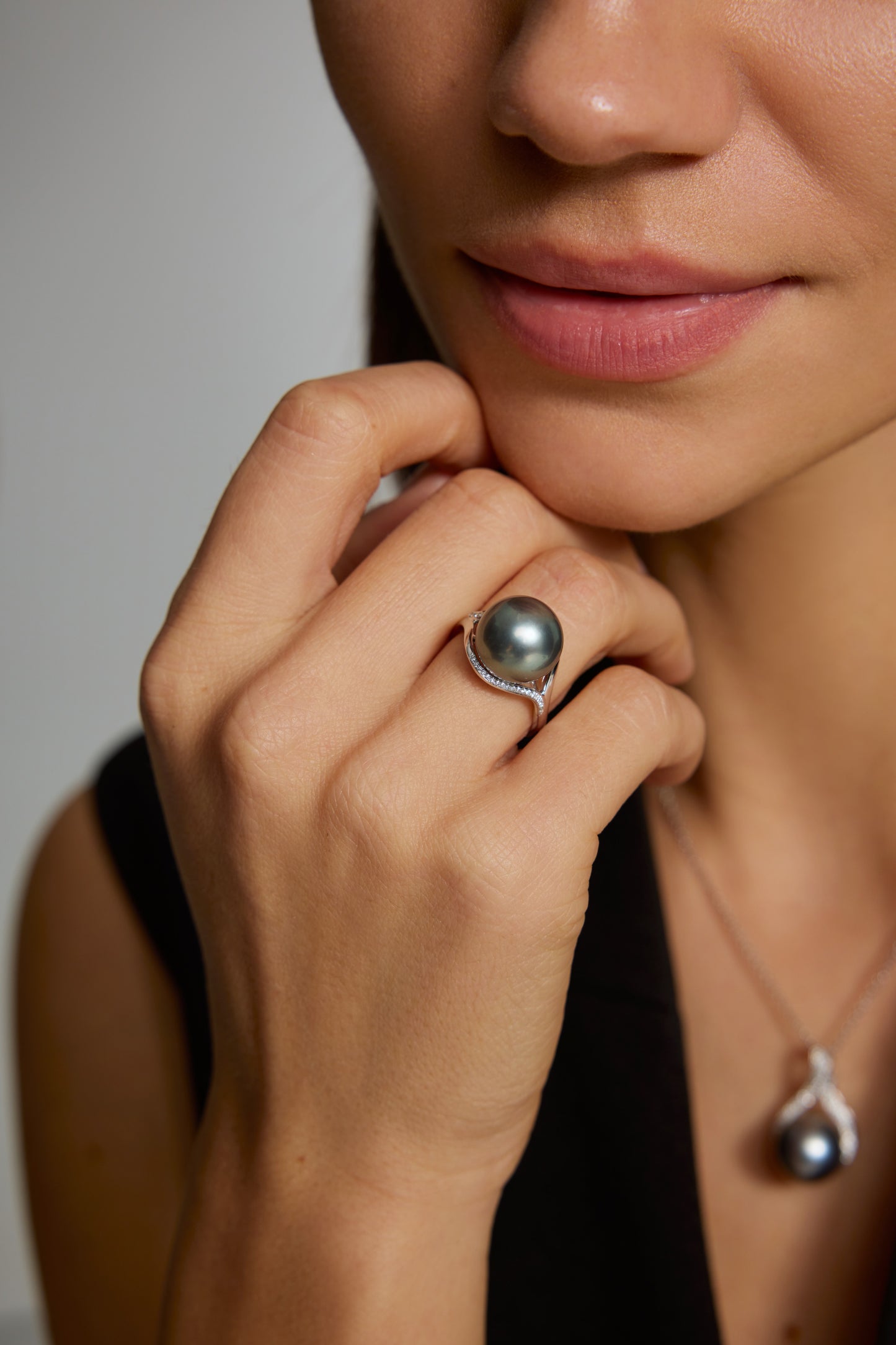 9K anillo de oro blanco, con perla de Tahití de 11,8 mm y 44 brillantes diamantes