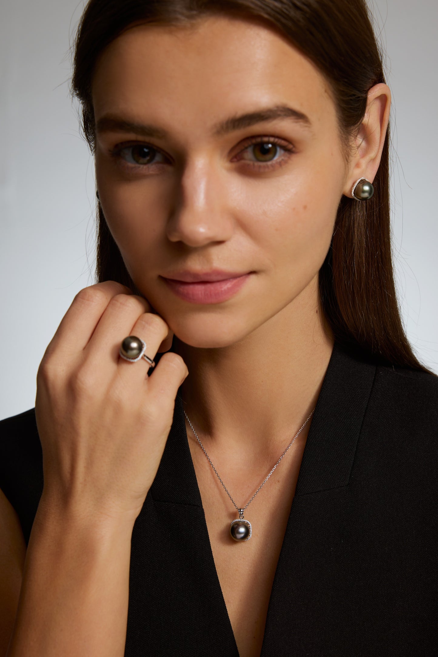 9K anillo de oro blanco, con perla de Tahití de 14 mm y 36 brillantes diamantes