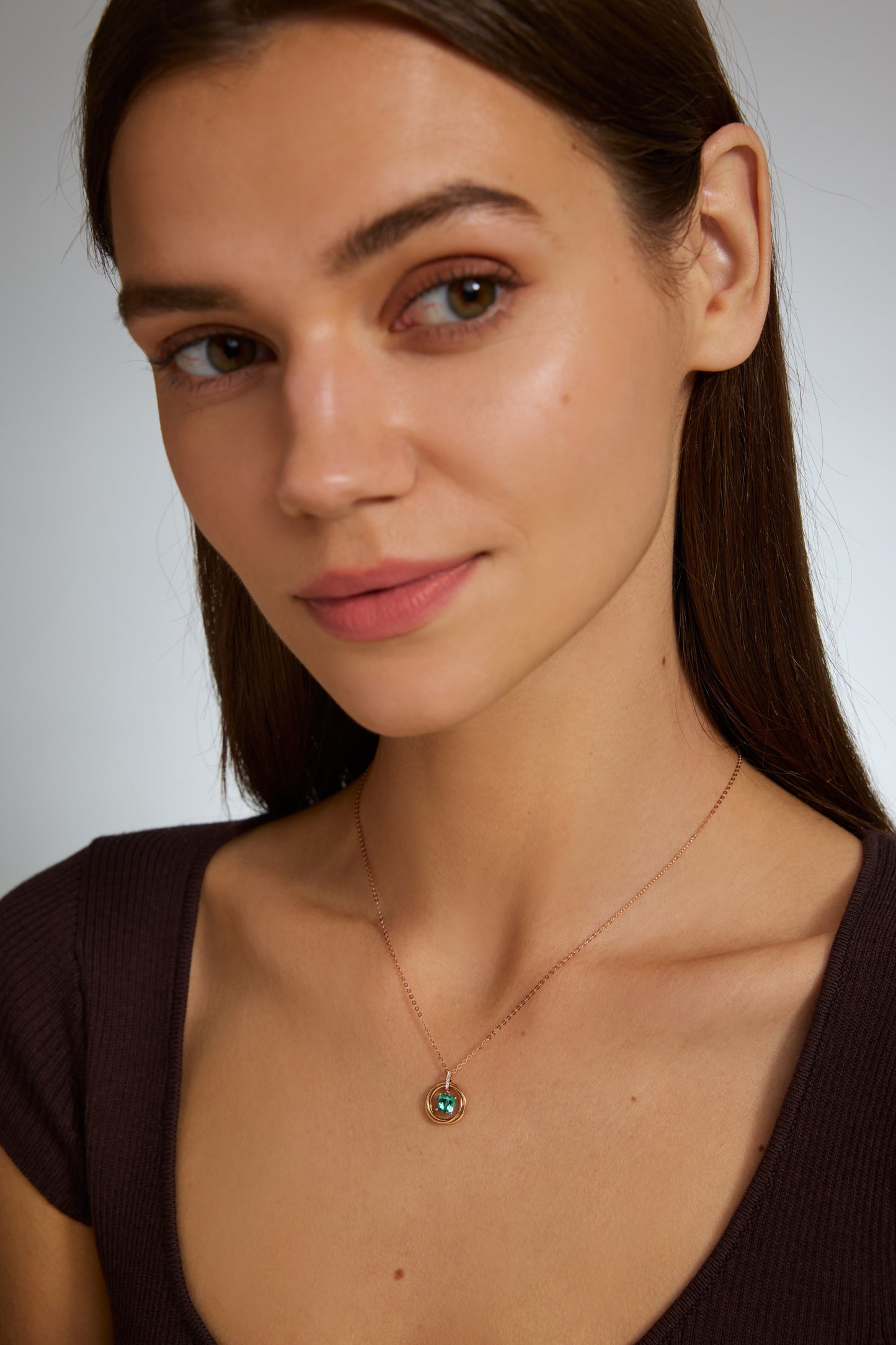 18K collar de turmalina en oro rosa, con 1 turmalina verde y 6 diamantes brillantes