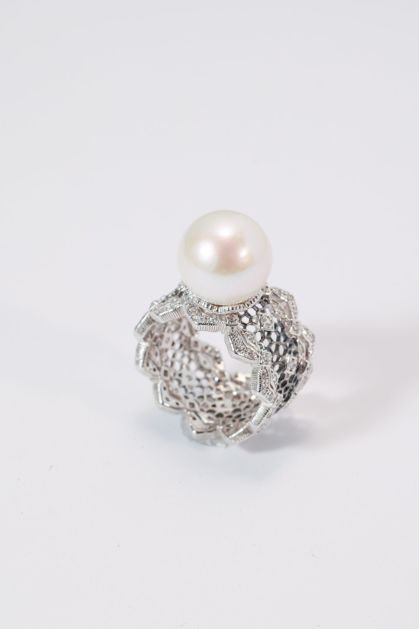 S925 anillo estilo encaje en plata, con perla blanca de agua dulce de 12.5 mm incrustada