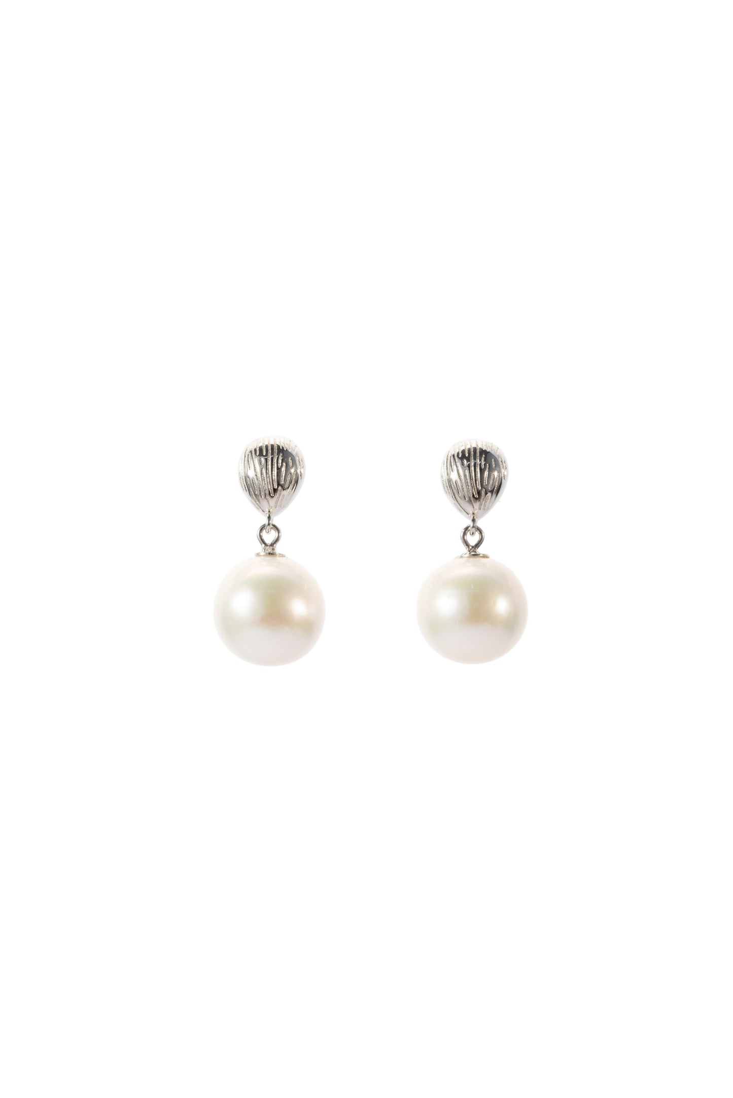 S925 pendientes estilo concha en plata, con 2 perlas blancas de agua dulce de 10.5 mm incrustadas