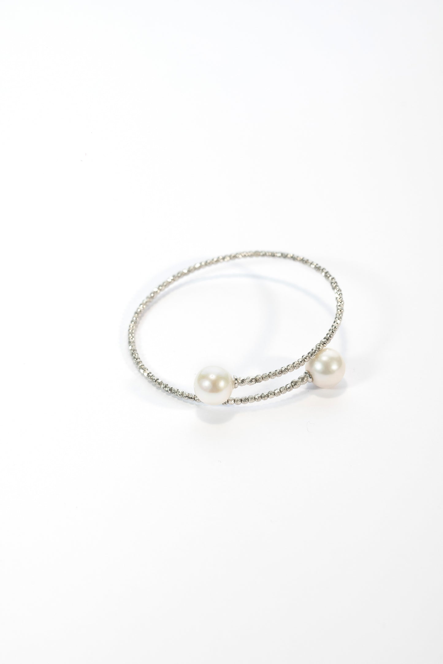 S925 pulsera estilo doble cadena en plata, con 2 perlas blancas de agua dulce de 10 mm incrustadas