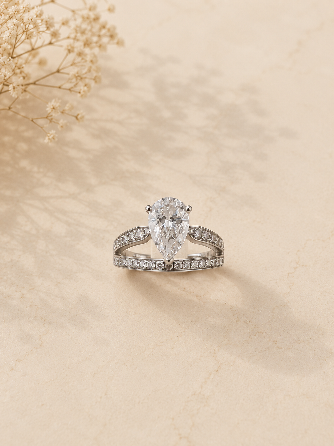 18K anillo de diamante color oro blanco, con 1 diamante talla pera de 1.16 quilates y 41 diamantes cultivados