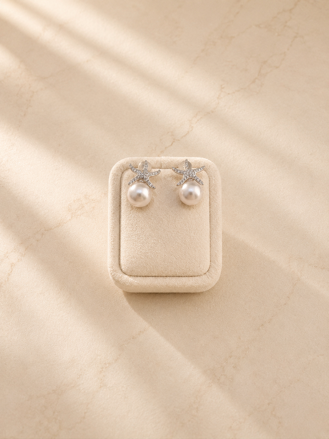 S925 pendientes estilo estrella de mar en plata, con 2 perlas blancas de agua dulce de 9.1 mm incrustadas