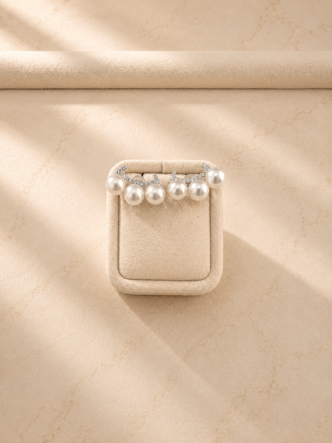 S925 pendientes estilo sonrisa en plata, con 6 perlas blancas de agua dulce de 6.5 mm incrustadas