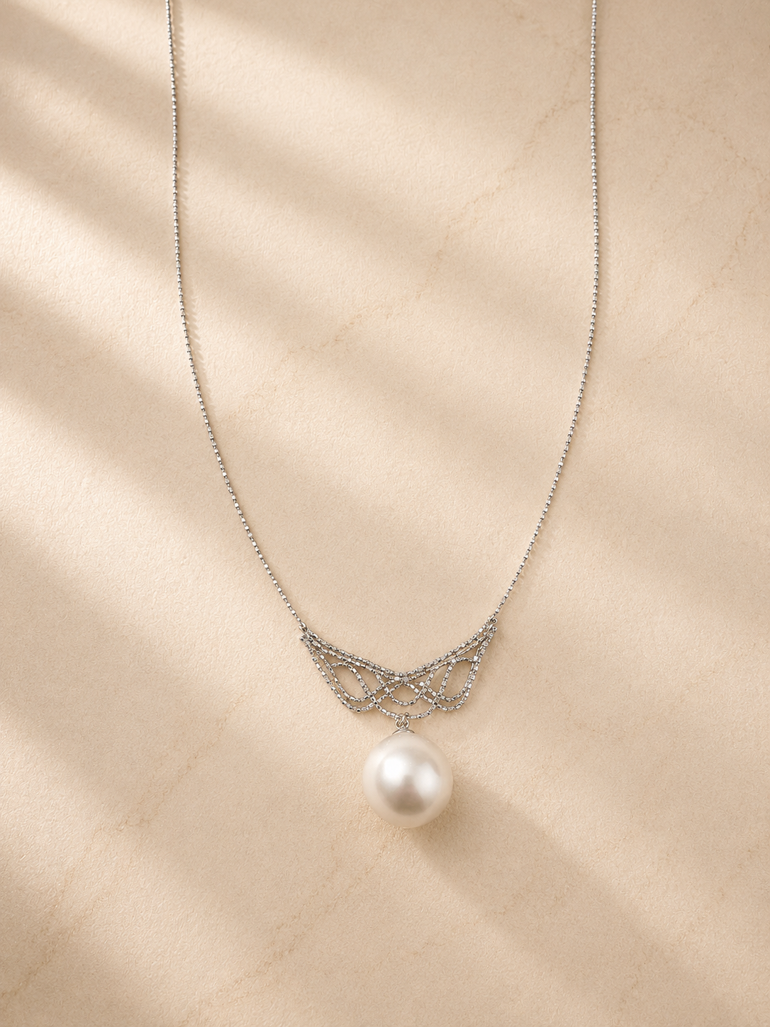 S925 collar estilo encaje en plata, con 1 perla blanca de agua dulce de 12.3 mm incrustada