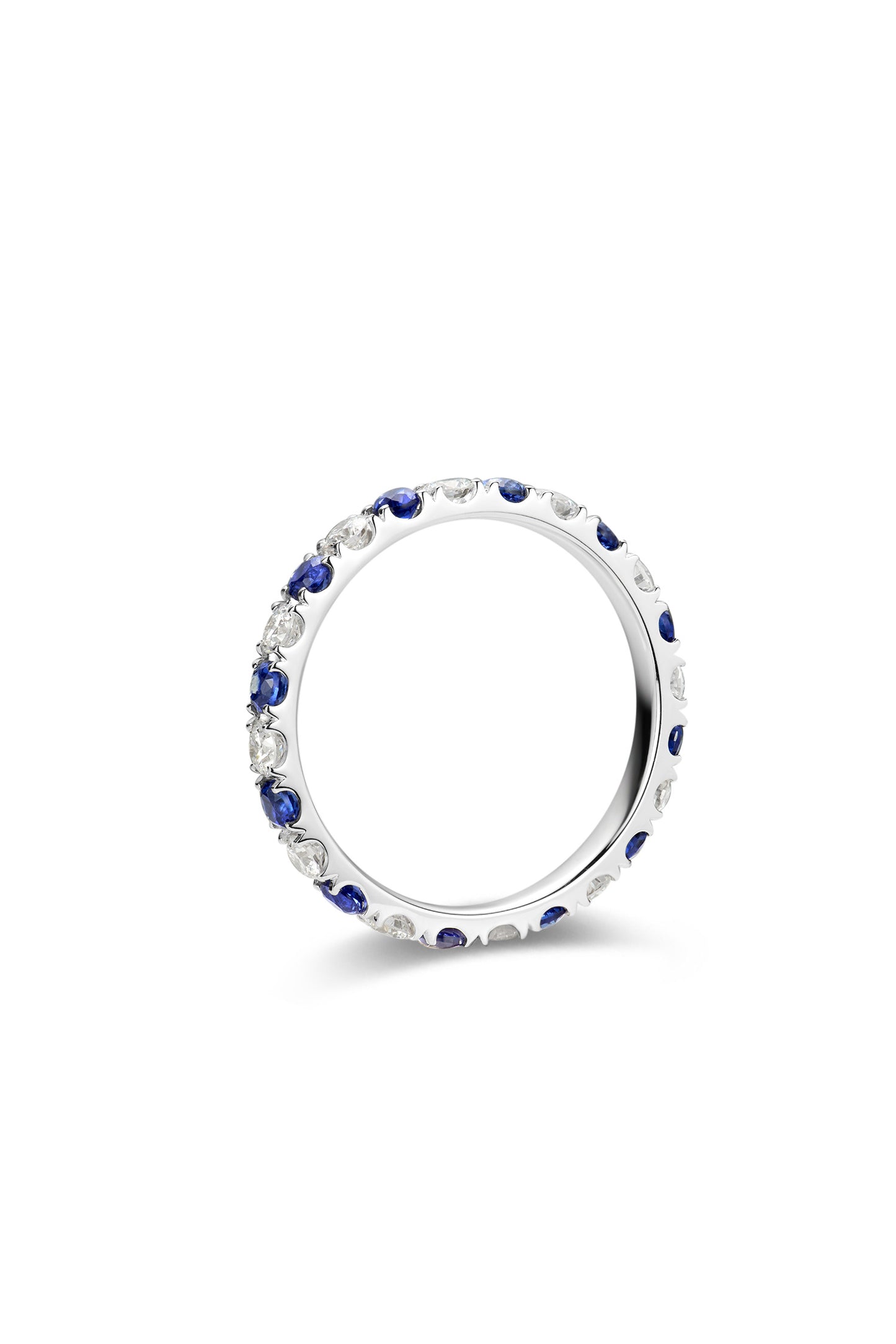 9K anillo color oro blanco, con 12 zafiros cultivados y 12 diamantes cultivados