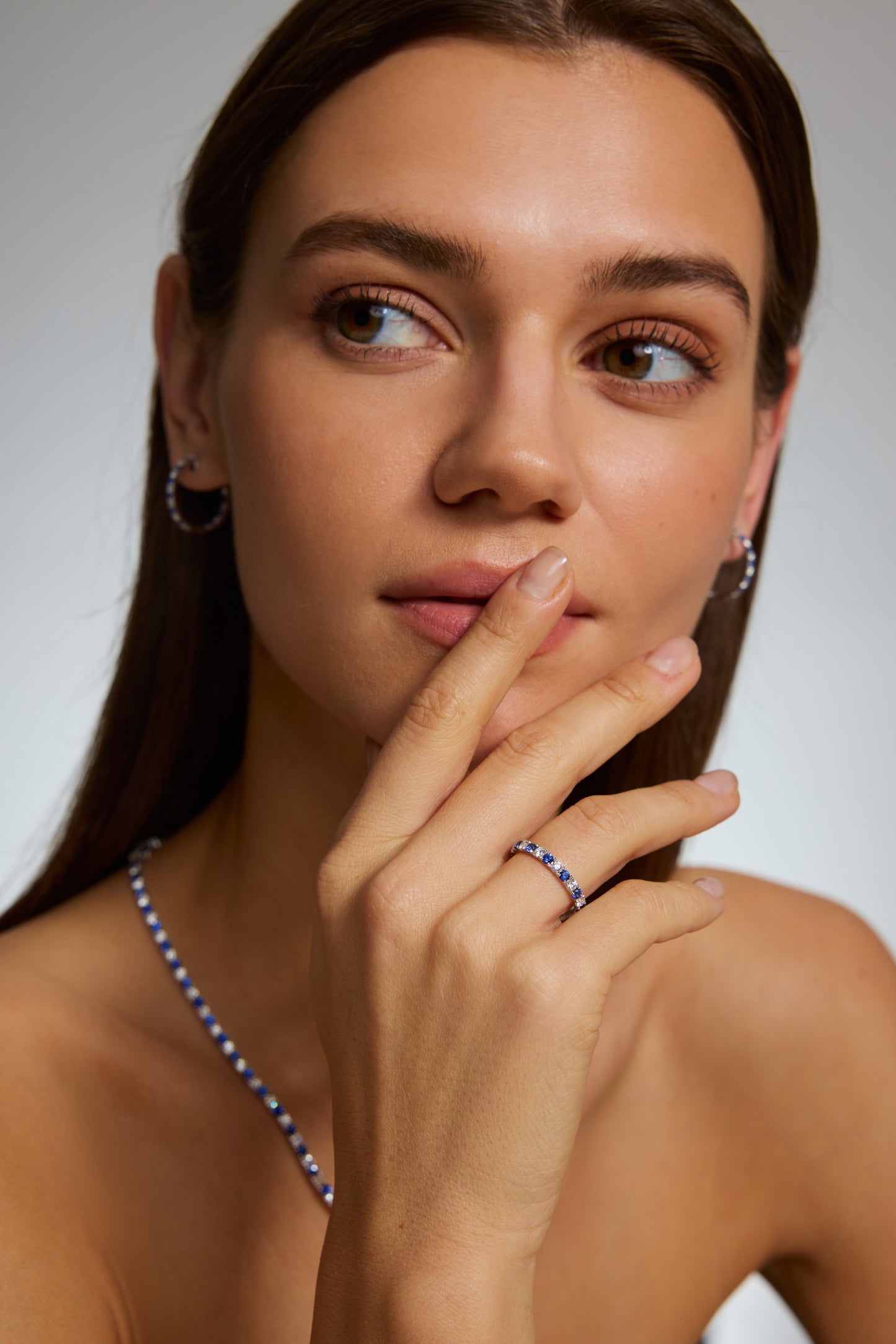 9K anillo color oro blanco, con 12 zafiros cultivados y 12 diamantes cultivados