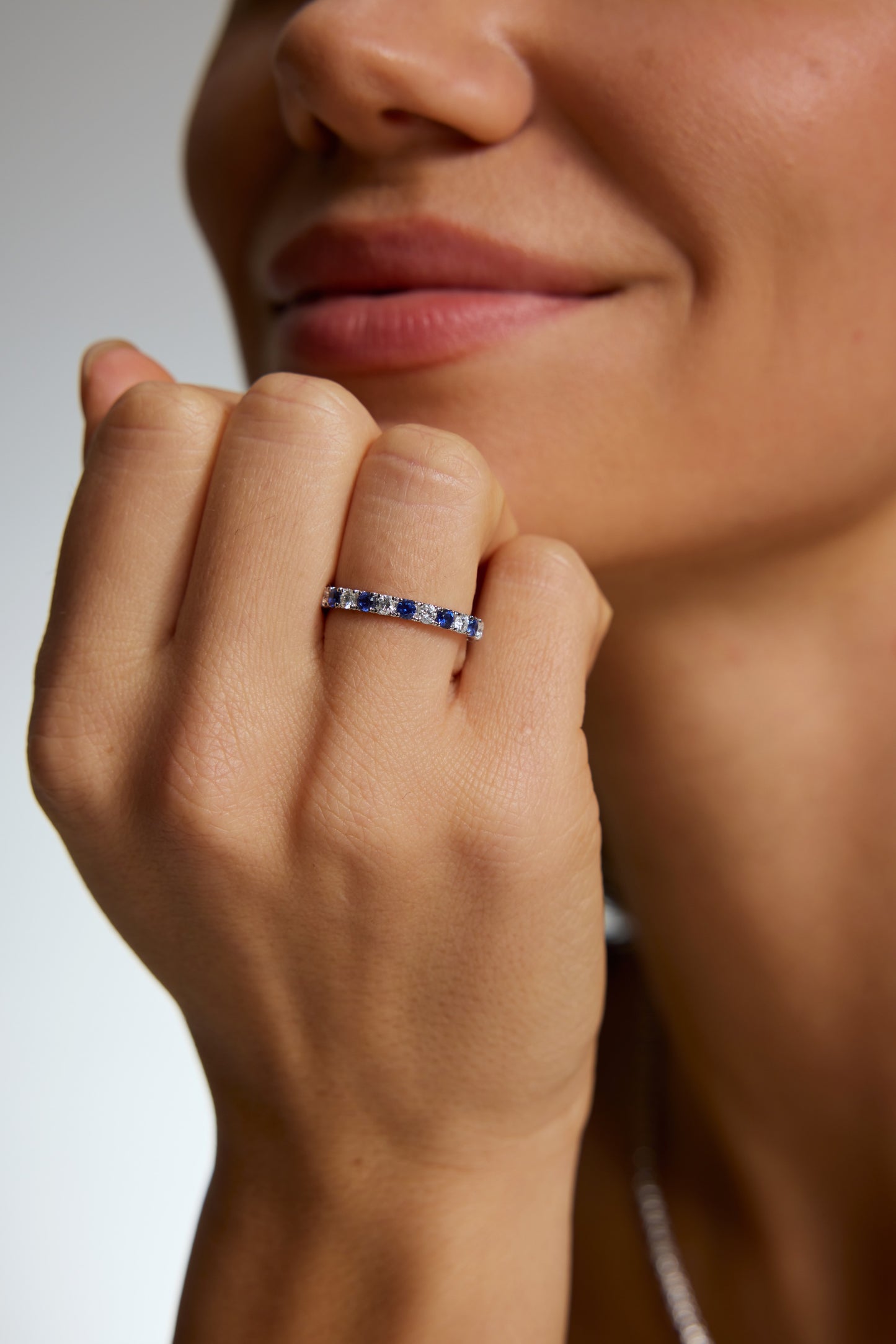 9K anillo color oro blanco, con 12 zafiros cultivados y 12 diamantes cultivados