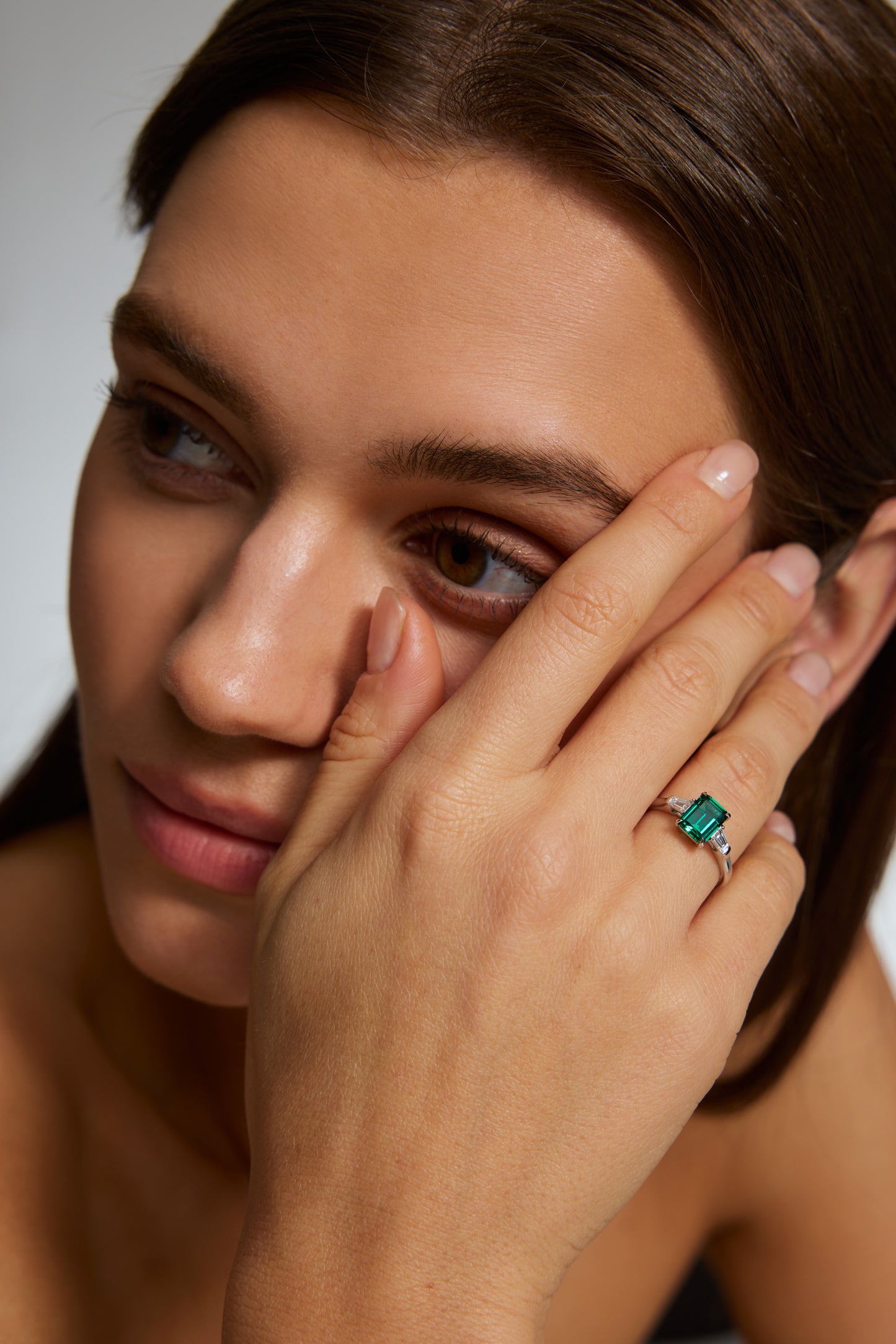 9K anillo color oro blanco, con 1 esmeralda cultivada y 2 diamantes cultivados