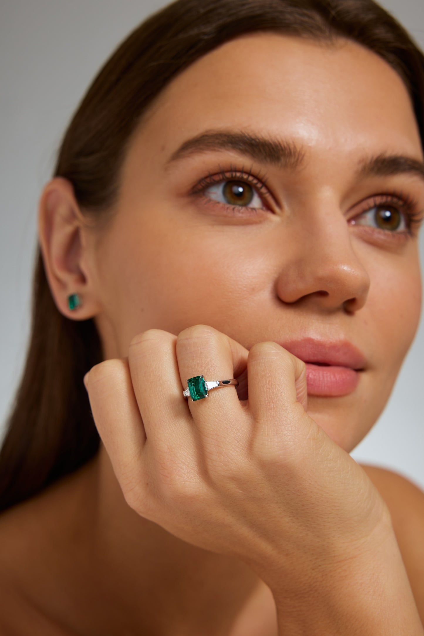 9K anillo color oro blanco, con 1 esmeralda cultivada y 2 diamantes cultivados