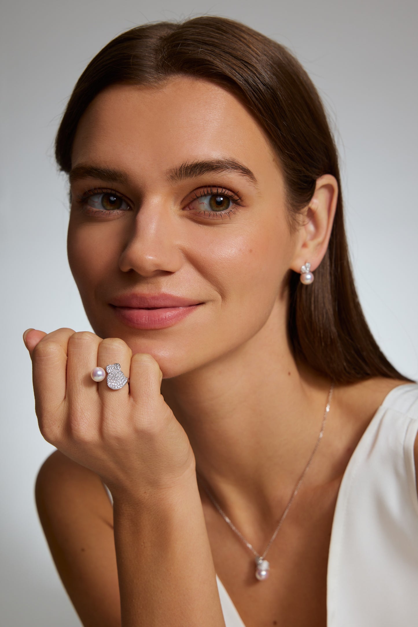 9K anillo de oro blanco, con perla Akoya de 3,9 mm y 56 brillantes diamantes