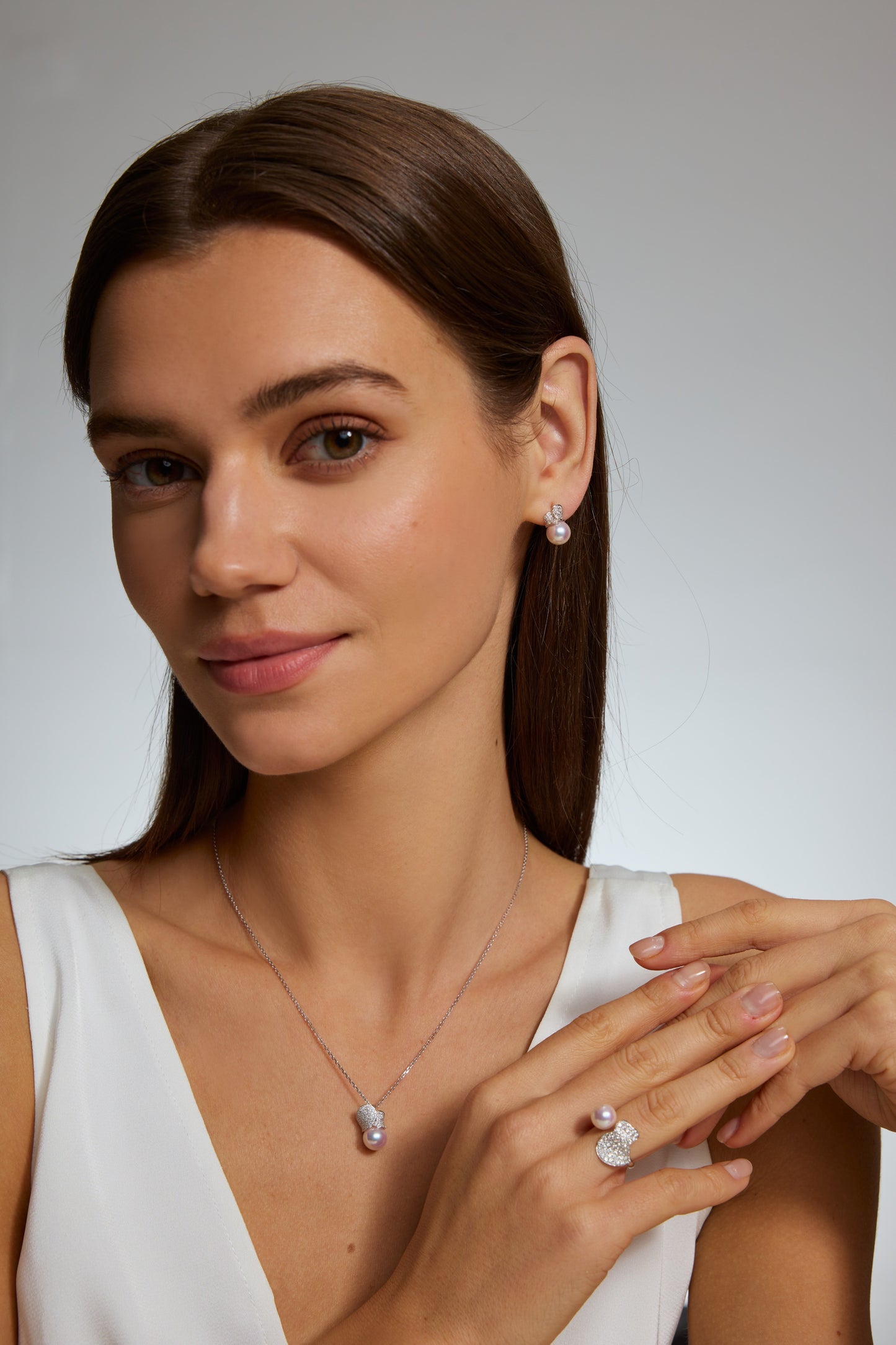 9K colgante de oro blanco, con perla Akoya de 4,2 mm y 130 brillantes diamantes