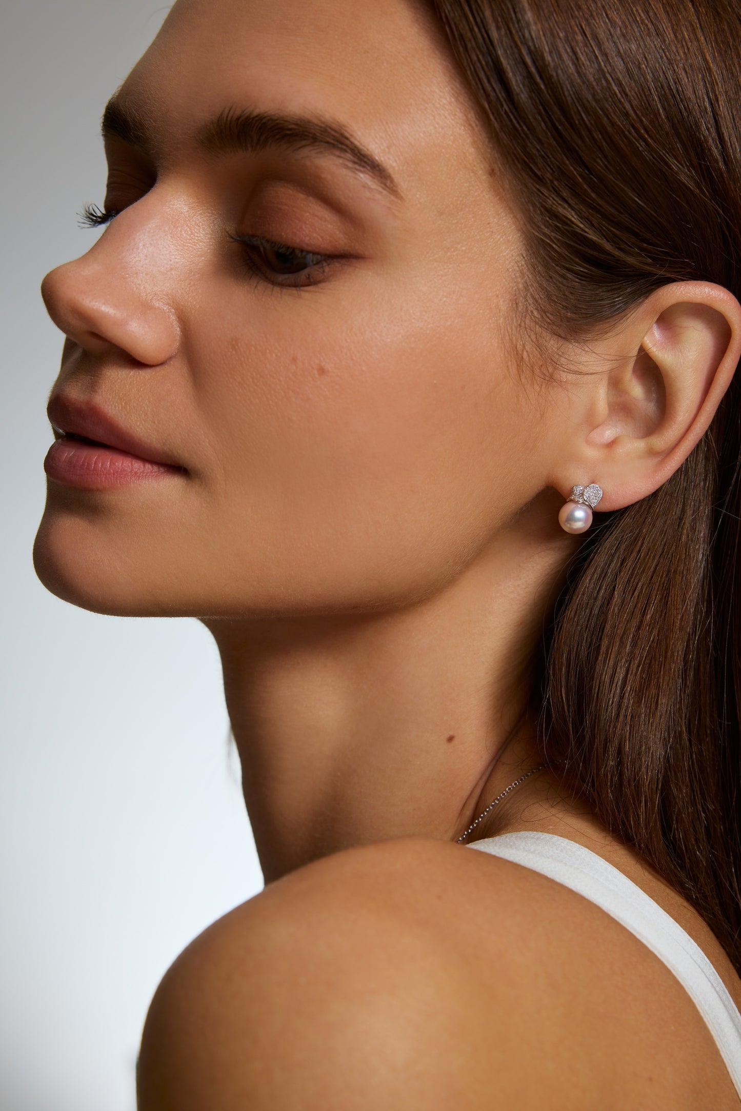 9K pendientes de oro blanco, con 2 perlas Akoya de 14 mm y 154 brillantes diamantes