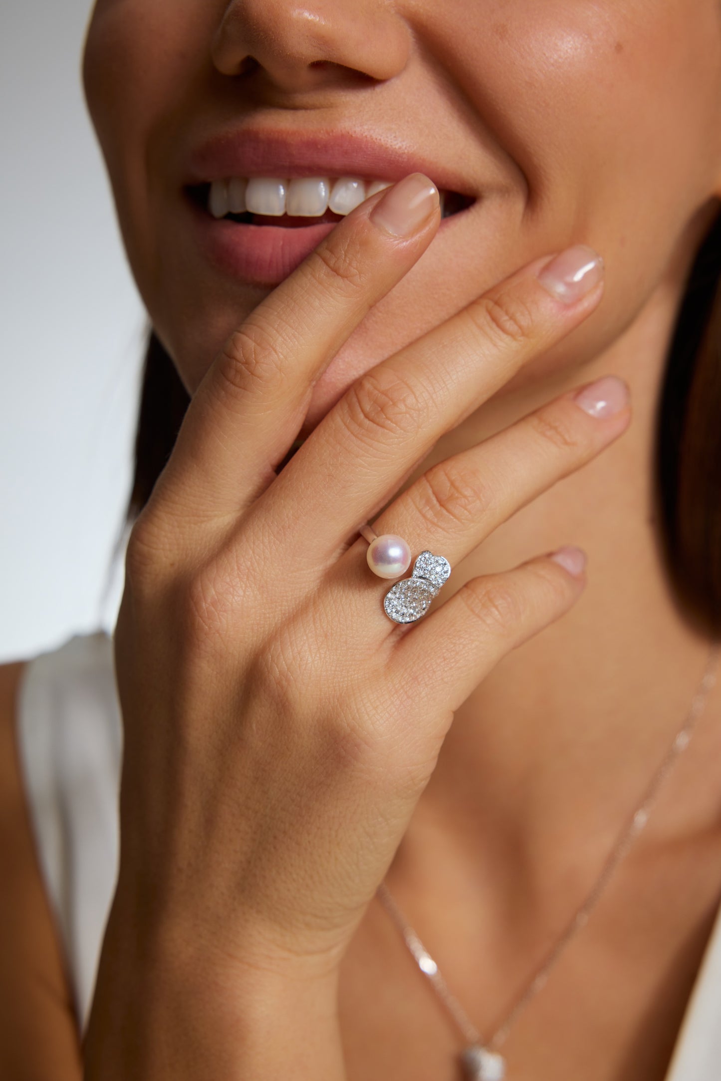 9K anillo de oro blanco, con perla Akoya de 3,9 mm y 56 brillantes diamantes