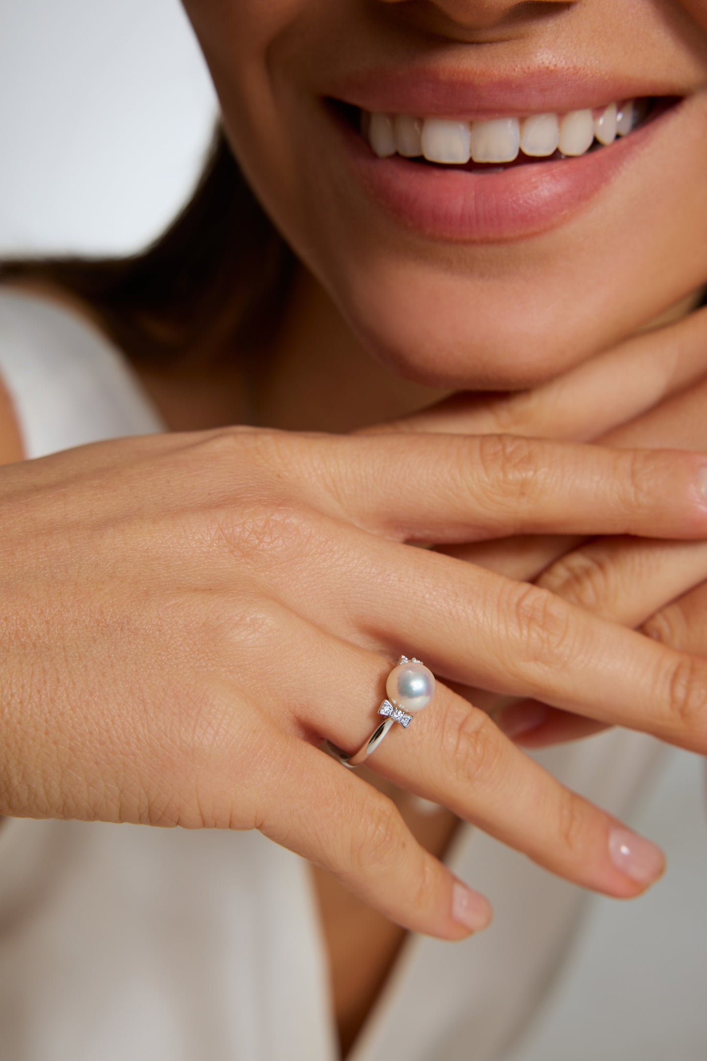 9K anillo de oro blanco, con perla Akoya de 3,7 mm y 6 brillantes diamantes