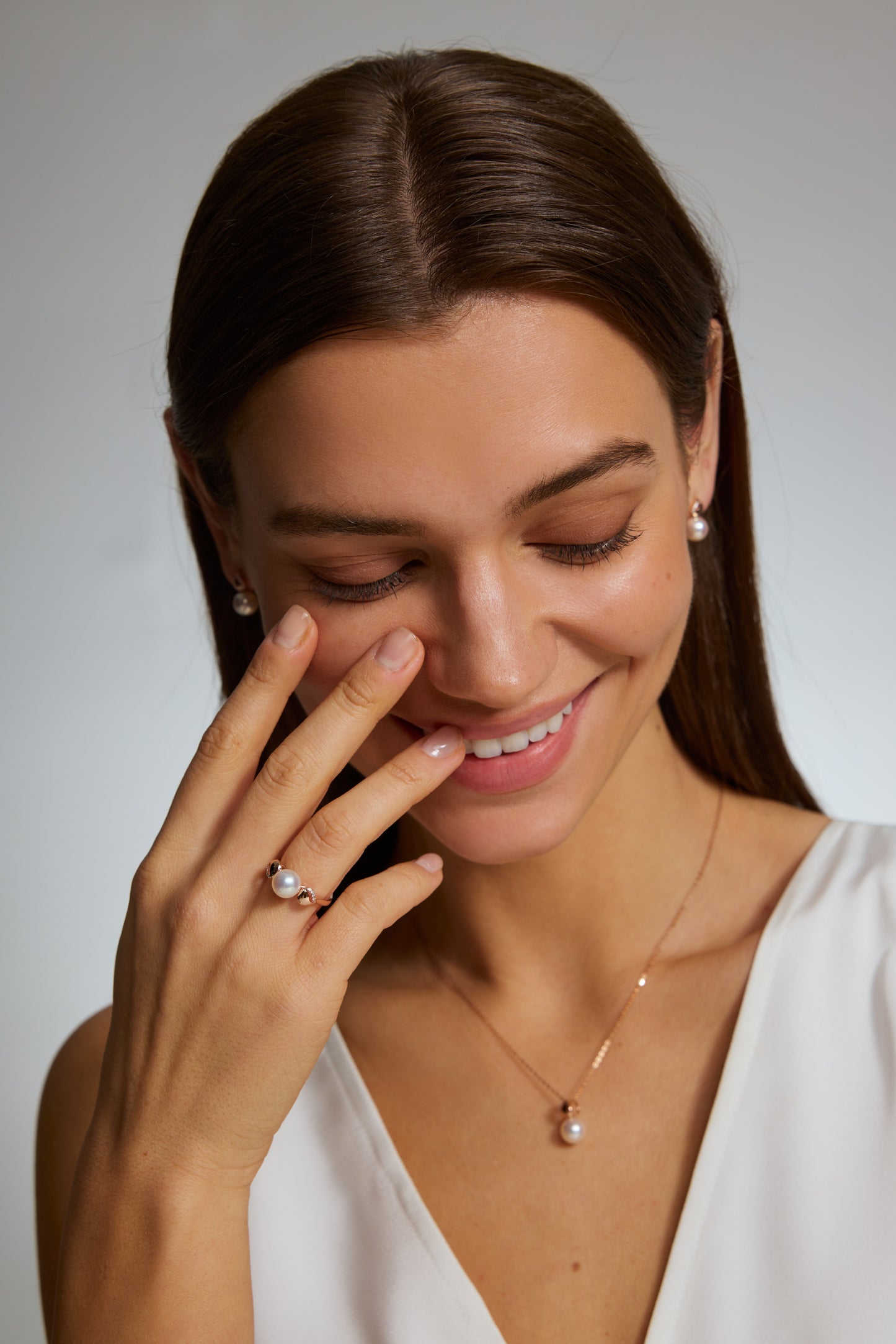 9K anillo de oro blanco, con perla Akoya de 3,8 mm y 8 brillantes diamantes