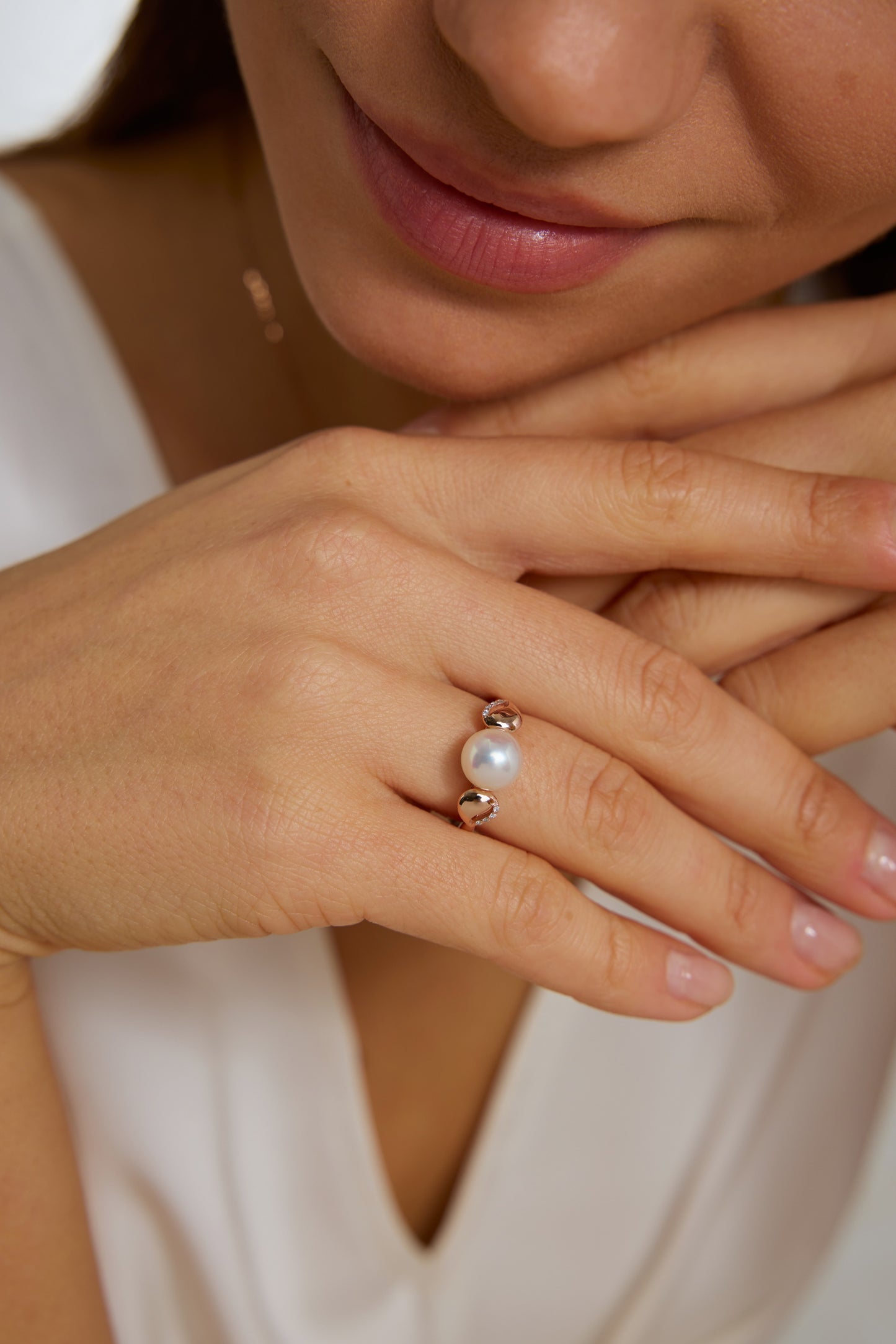 9K anillo de oro blanco, con perla Akoya de 3,8 mm y 8 brillantes diamantes