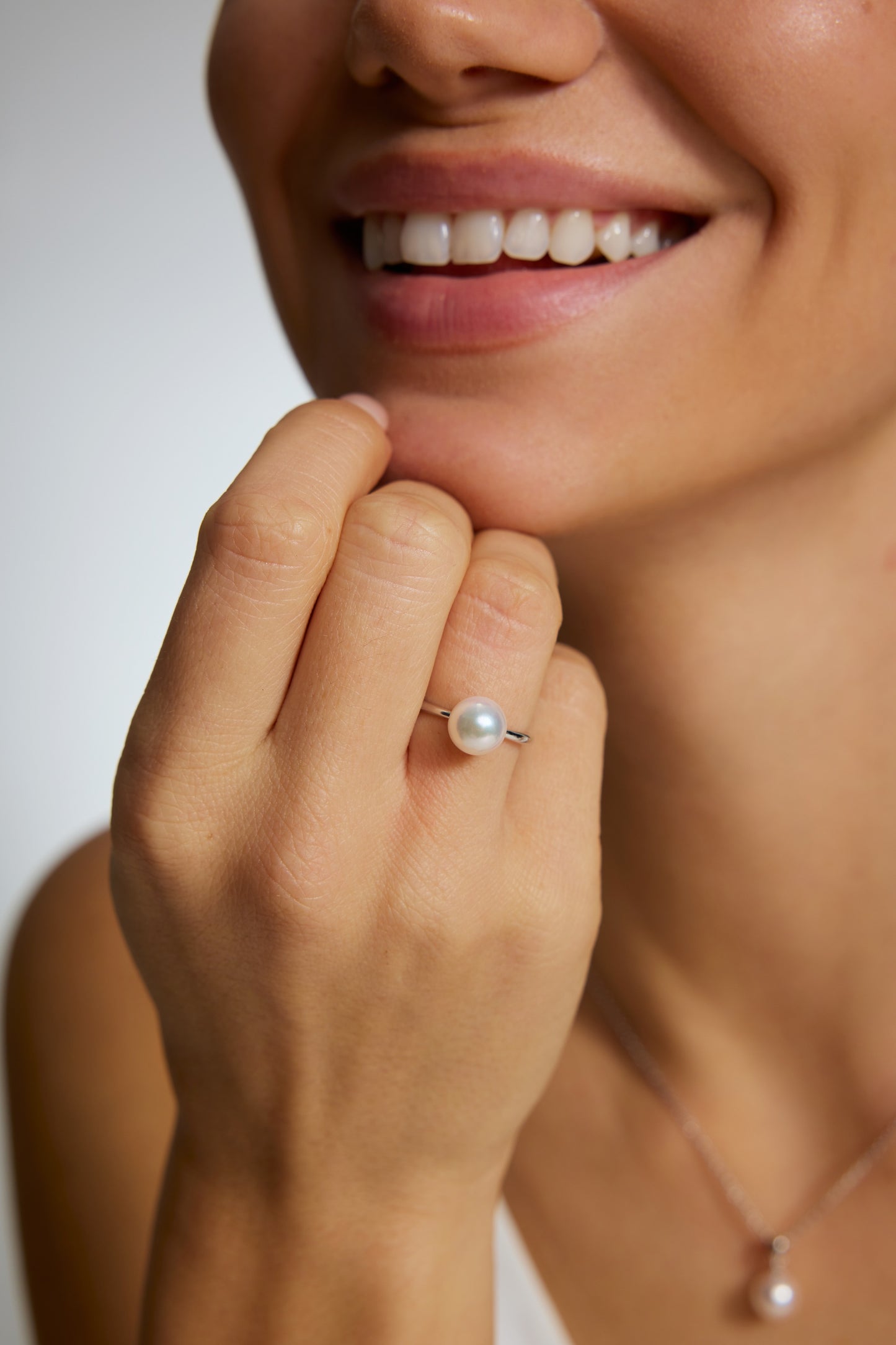 9K anillo de oro blanco, con perla Akoya de 4 mm