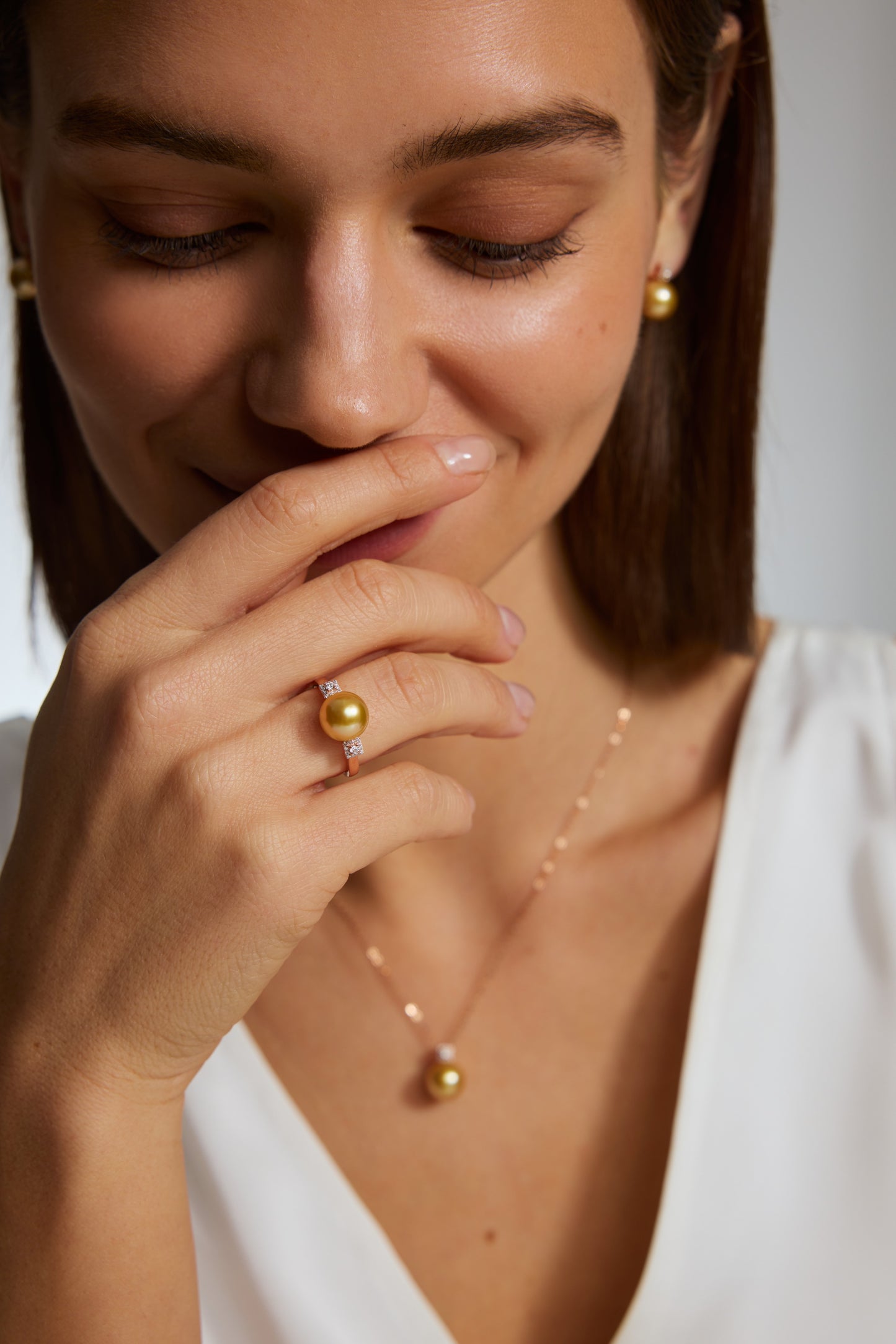 9K anillo de oro blanco, con perla del Mar del Sur dorada de 6,1 mm y 26 brillantes diamantes