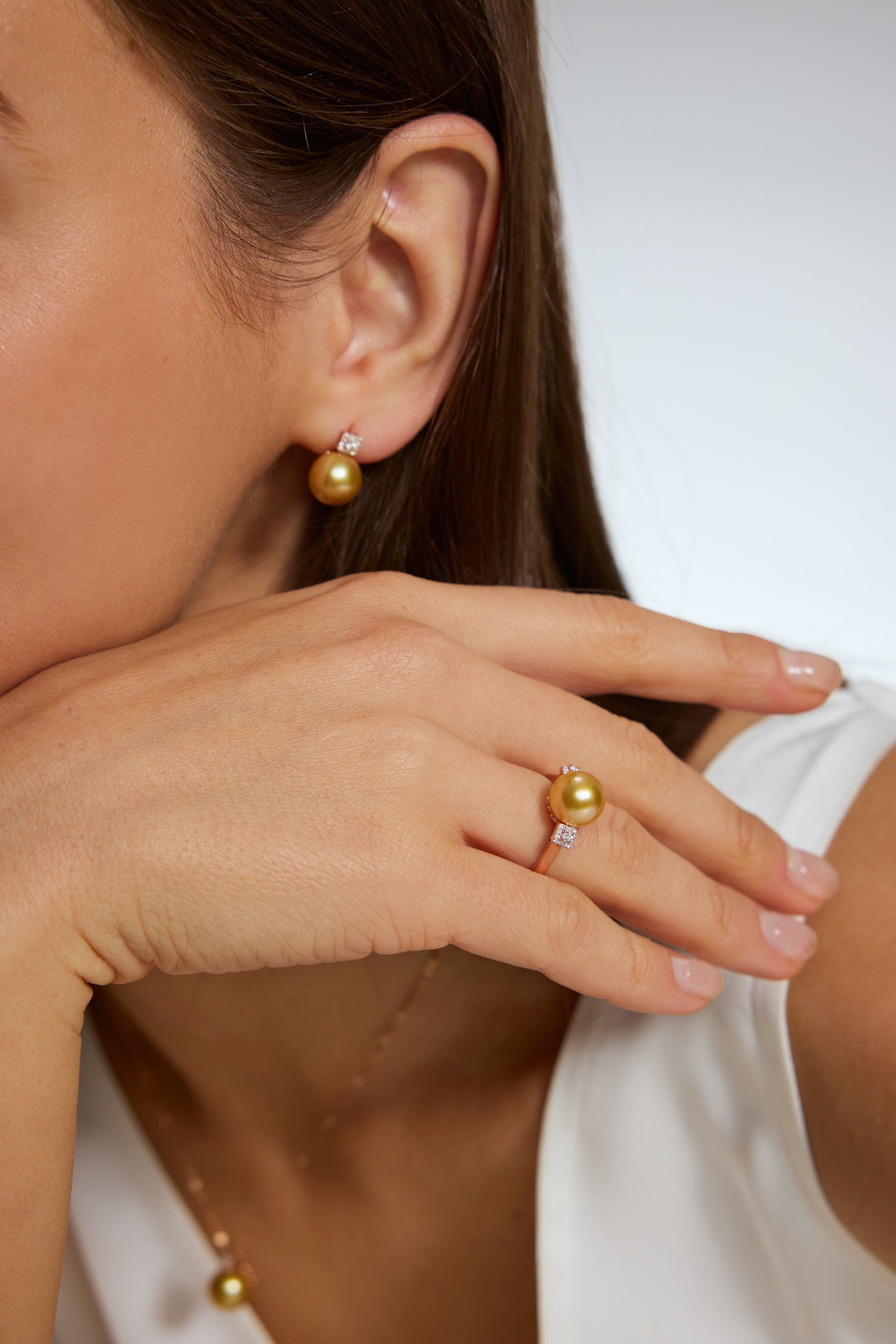 9K anillo de oro blanco, con perla del Mar del Sur dorada de 6,1 mm y 26 brillantes diamantes