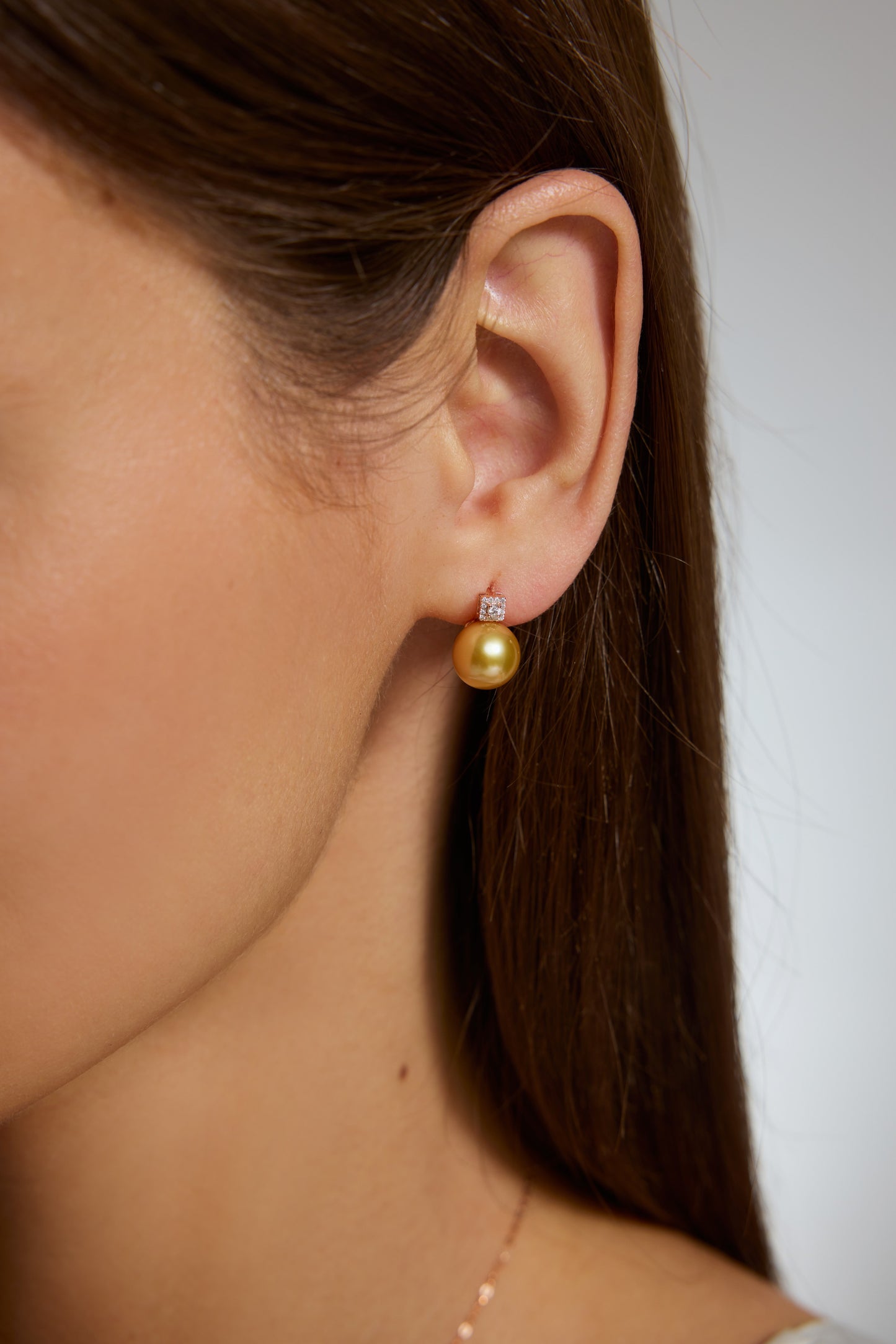 9K pendientes de oro blanco, con 2 perlas del Mar del Sur doradas de 6,2 mm y 26 brillantes diamantes