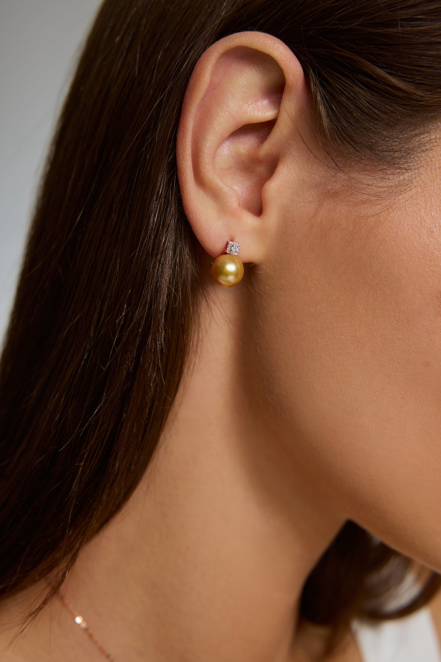 9K pendientes de oro blanco, con 2 perlas del Mar del Sur doradas de 6,2 mm y 26 brillantes diamantes