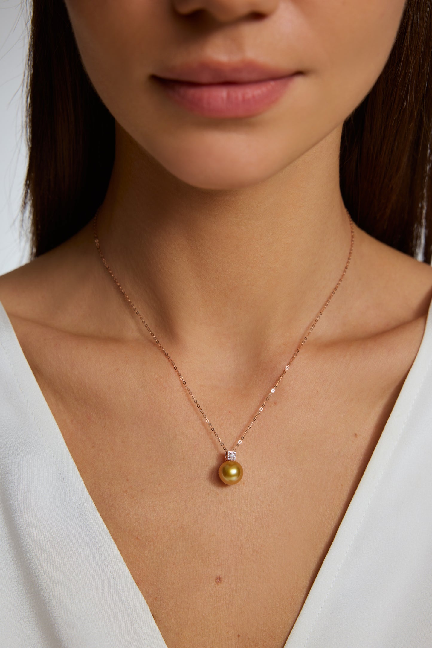 9K colgante de oro blanco, con perla del Mar del Sur dorada de 6,5 mm y 13 brillantes diamantes