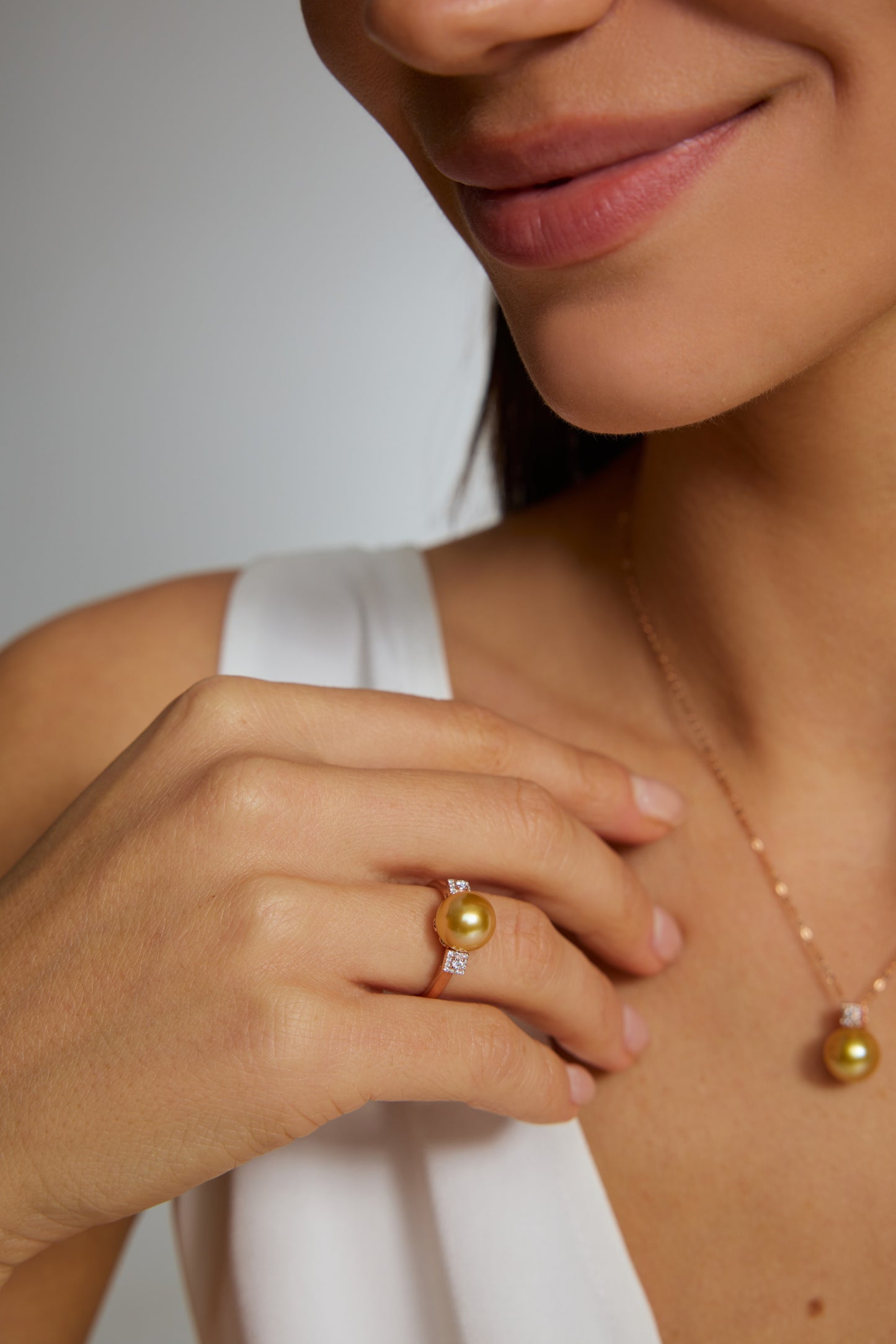 9K anillo de oro blanco, con perla del Mar del Sur dorada de 6,1 mm y 26 brillantes diamantes