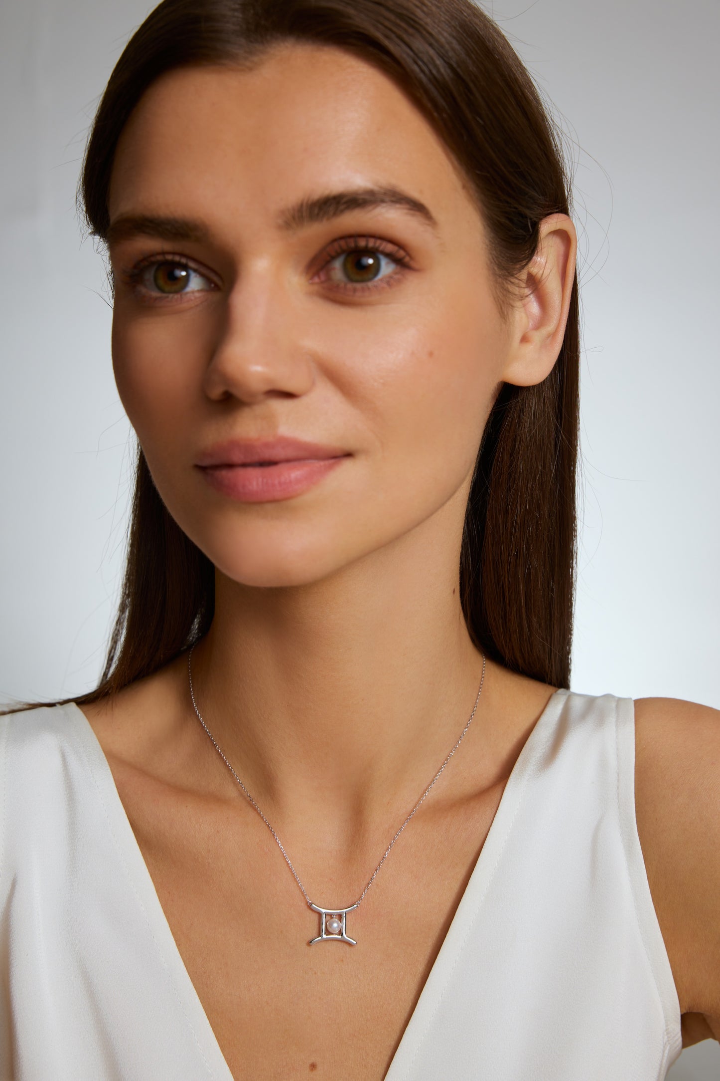 9K collar de constelación color oro blanco, con 1 perlas blancas de agua dulce de 5 mm incrustada