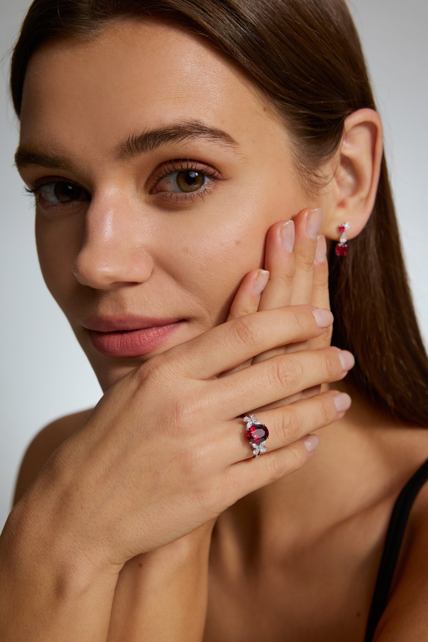 9K anillo de color oro blanco, engastado con 1 rubí cultivado y 8 diamantes cultivados.