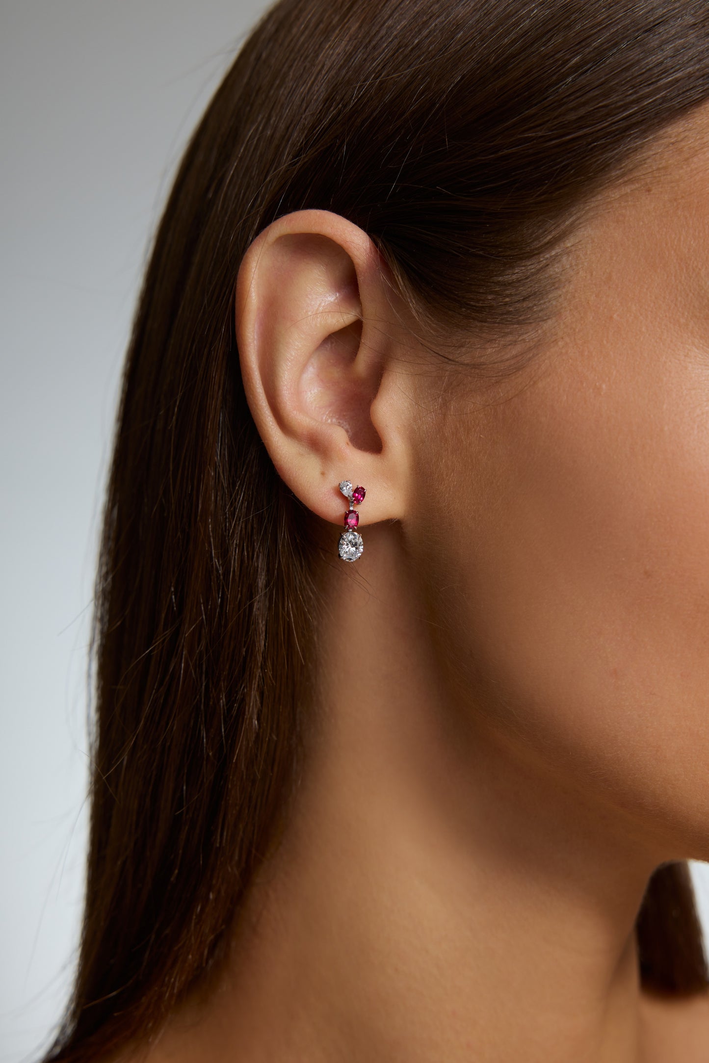 9K pendientes de color oro blanco, engastados con 4 rubíes cultivados y 8 diamantes cultivados.
