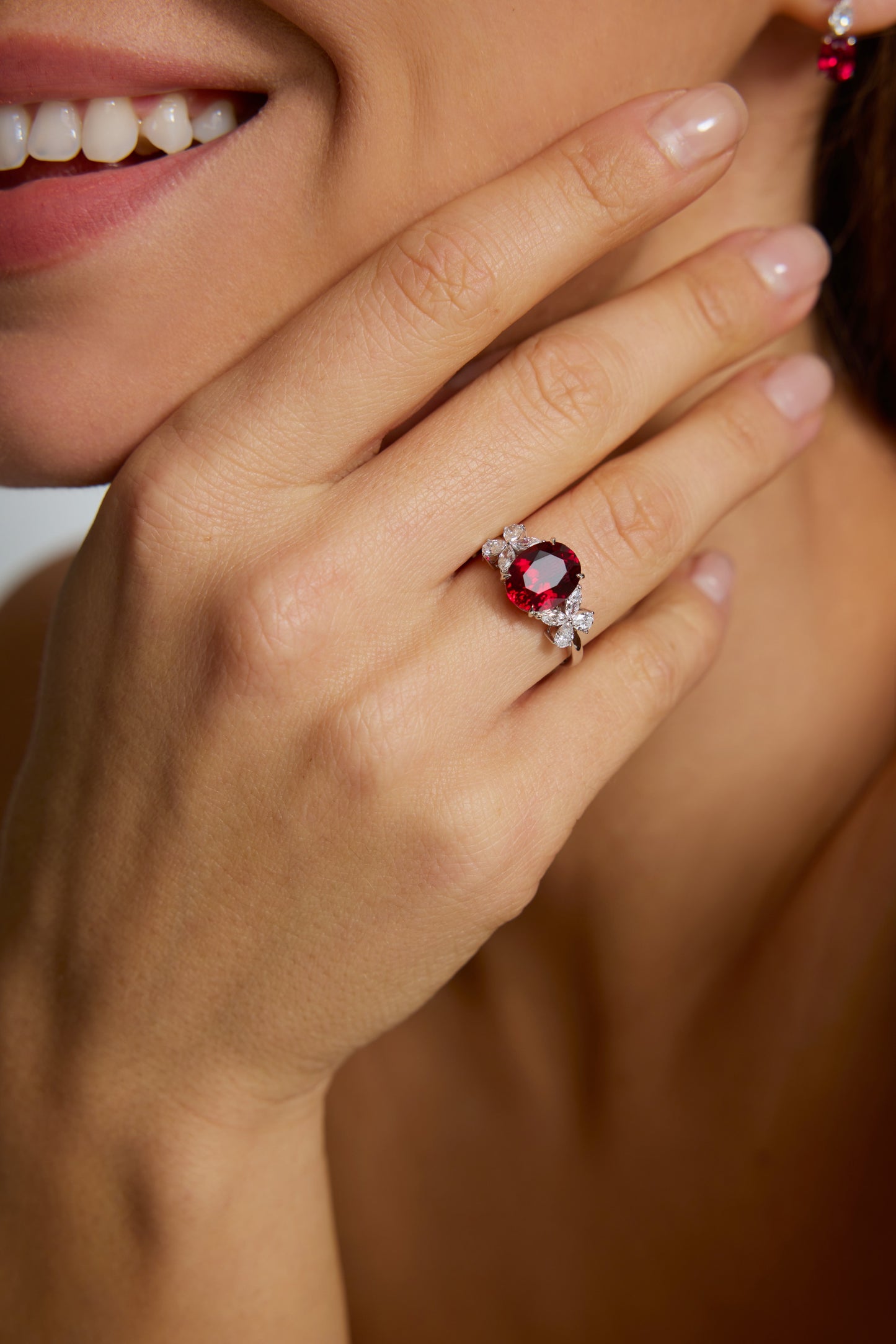 9K anillo de color oro blanco, engastado con 1 rubí cultivado y 8 diamantes cultivados.