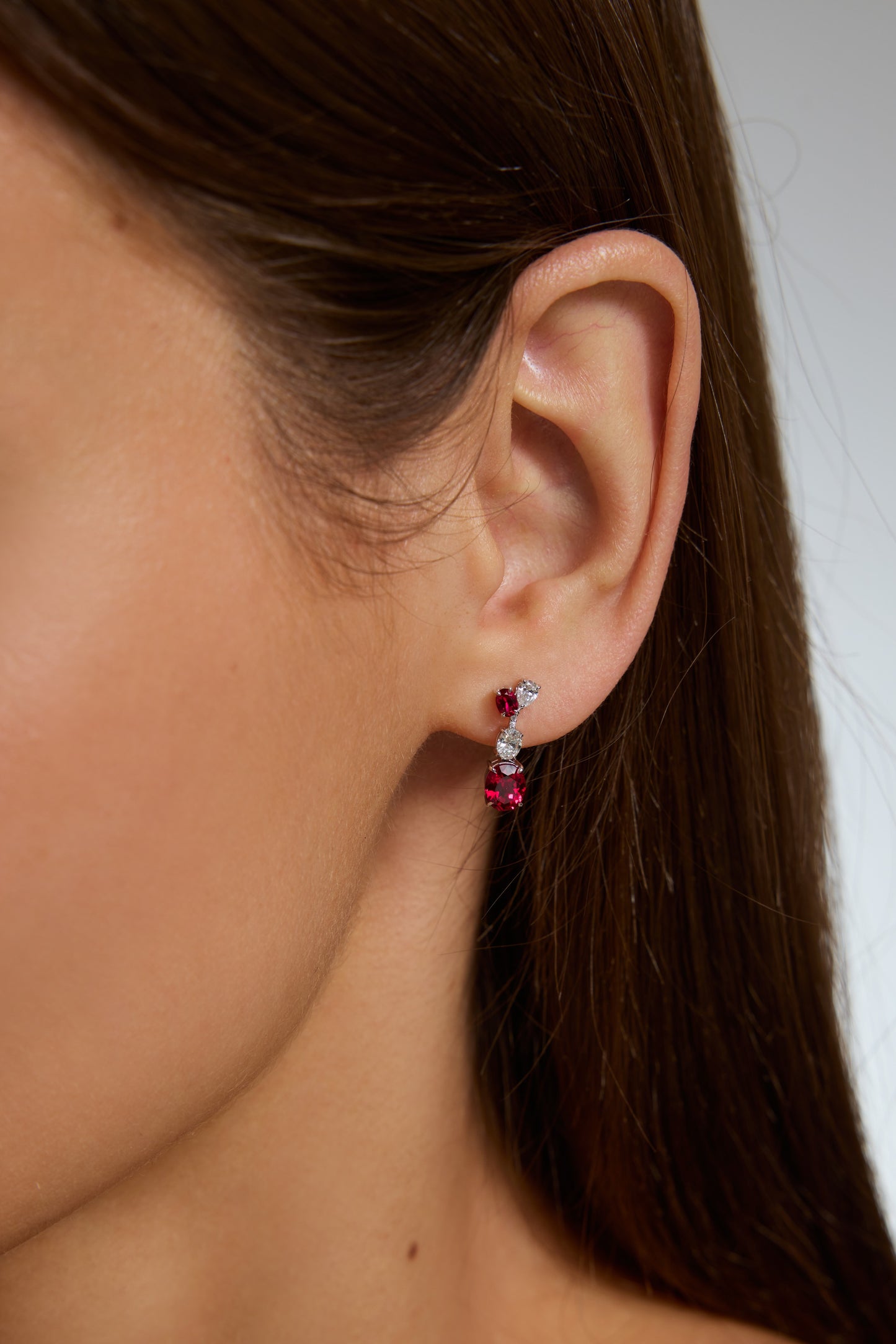 9K pendientes de color oro blanco, engastados con 4 rubíes cultivados y 8 diamantes cultivados.