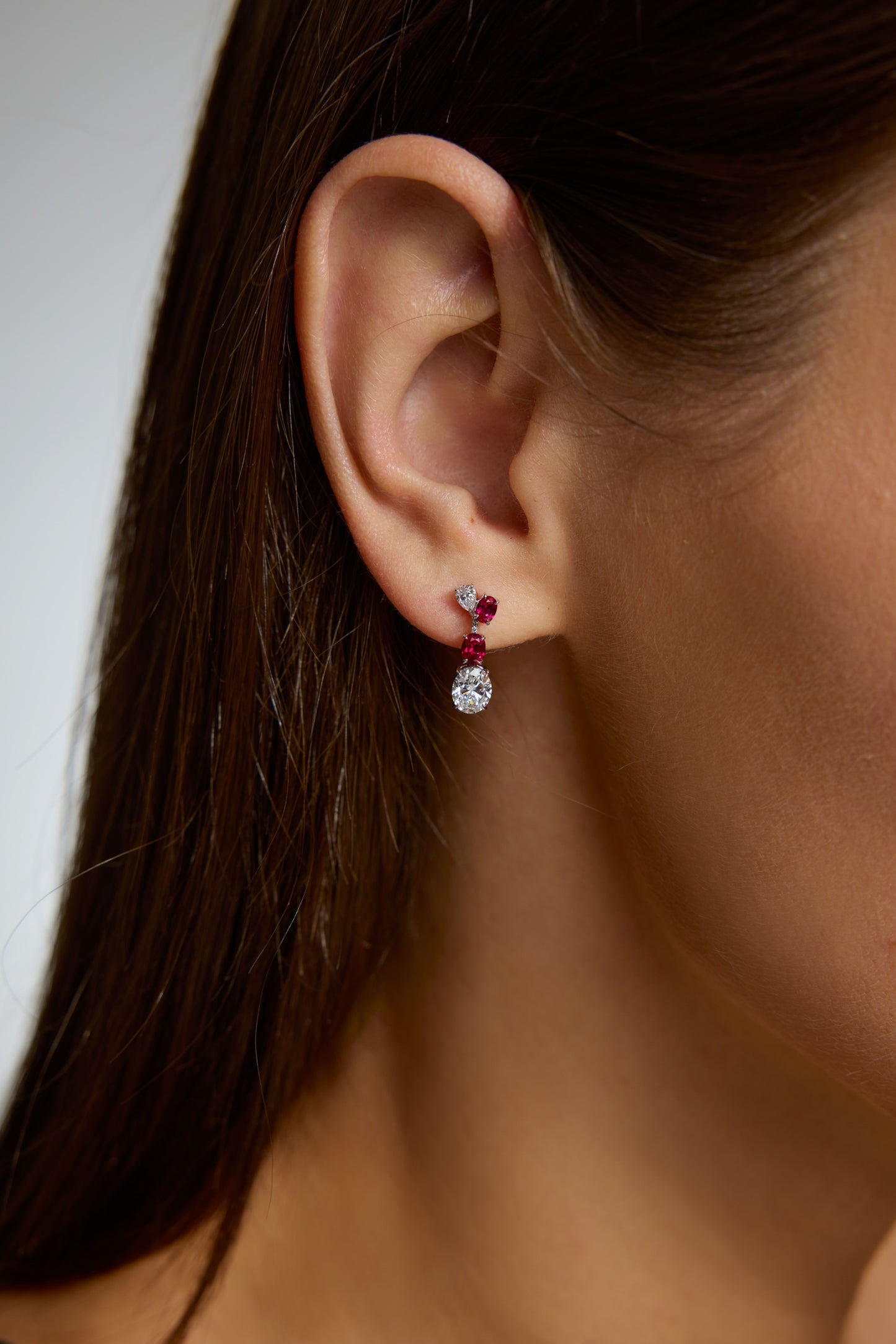 9K pendientes de color oro blanco, engastados con 4 rubíes cultivados y 8 diamantes cultivados.