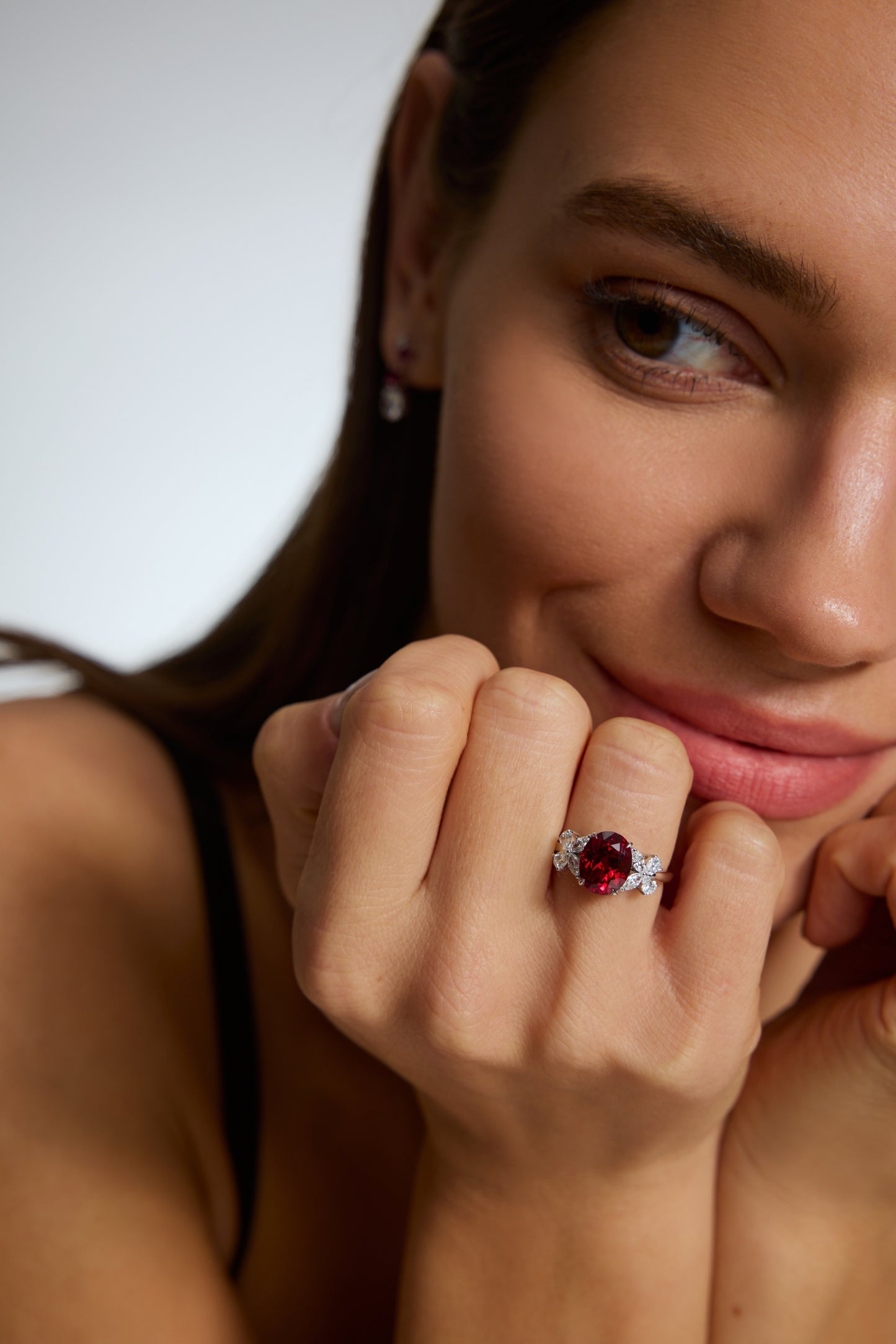 9K anillo de color oro blanco, engastado con 1 rubí cultivado y 8 diamantes cultivados.