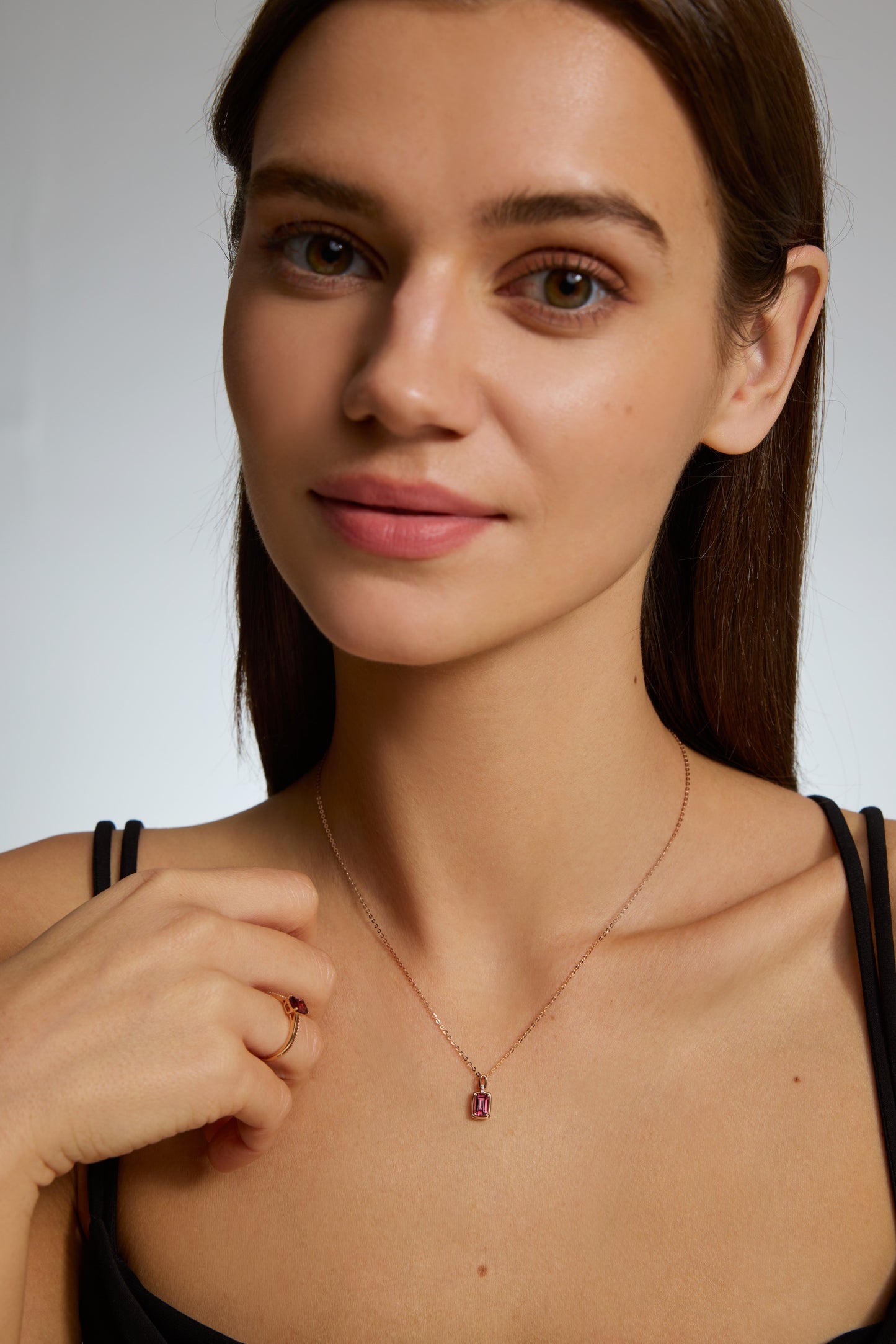 18K collar de granate en oro rosa, con 1 granate rojo y 3 diamantes brillantes