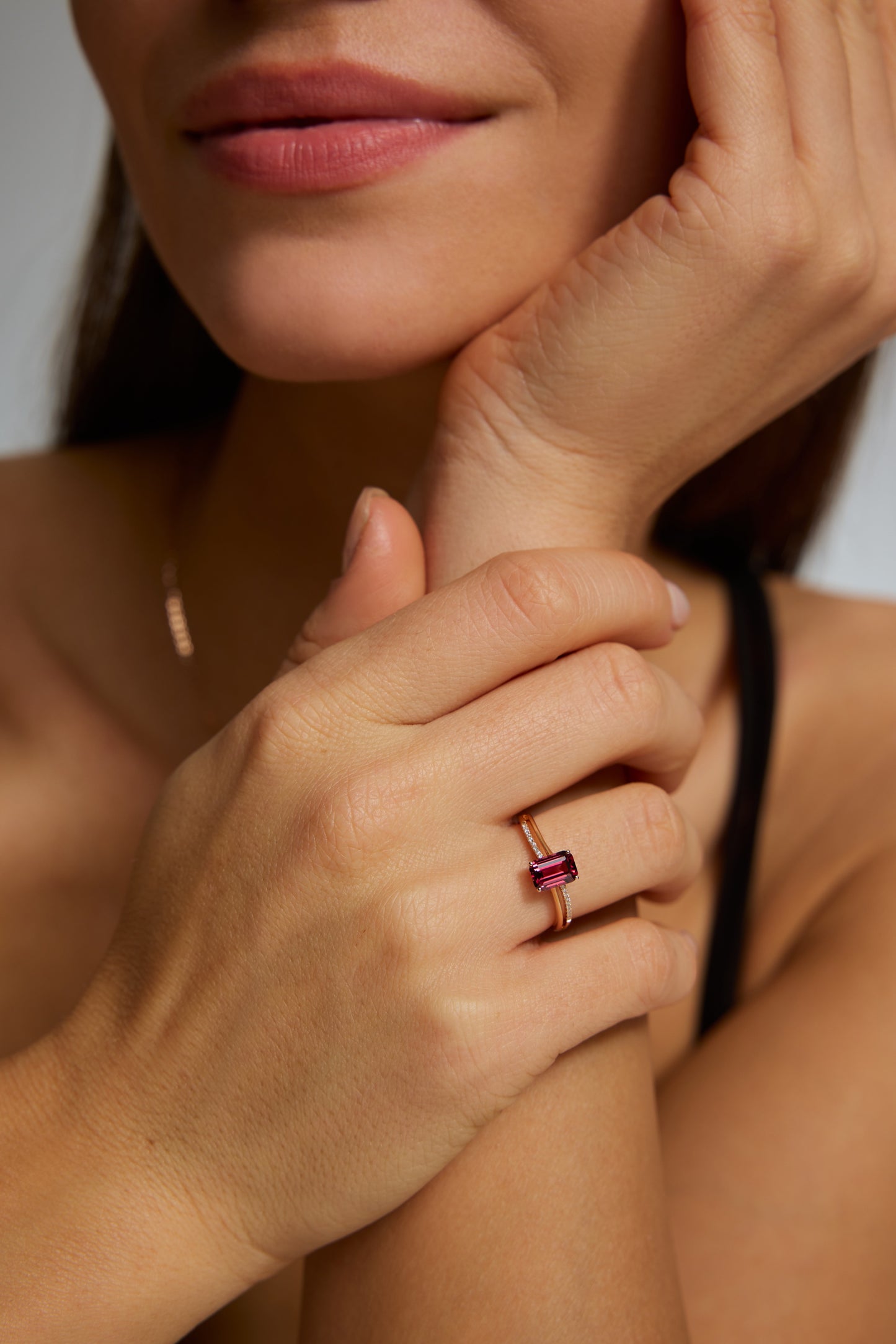 18K anillo de turmalina en oro rosa, con 1 turmalina roja y 23 diamantes brillantes