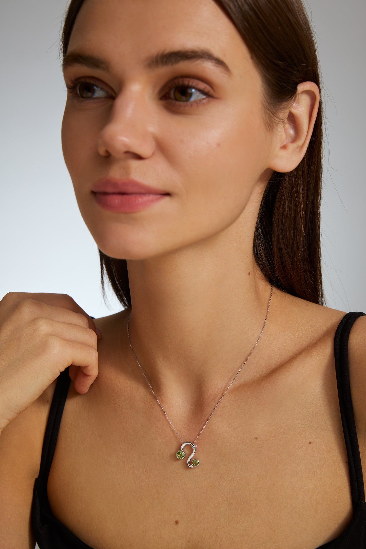 9K collar de constelación color oro blanco, con 1 peridoto incrustado