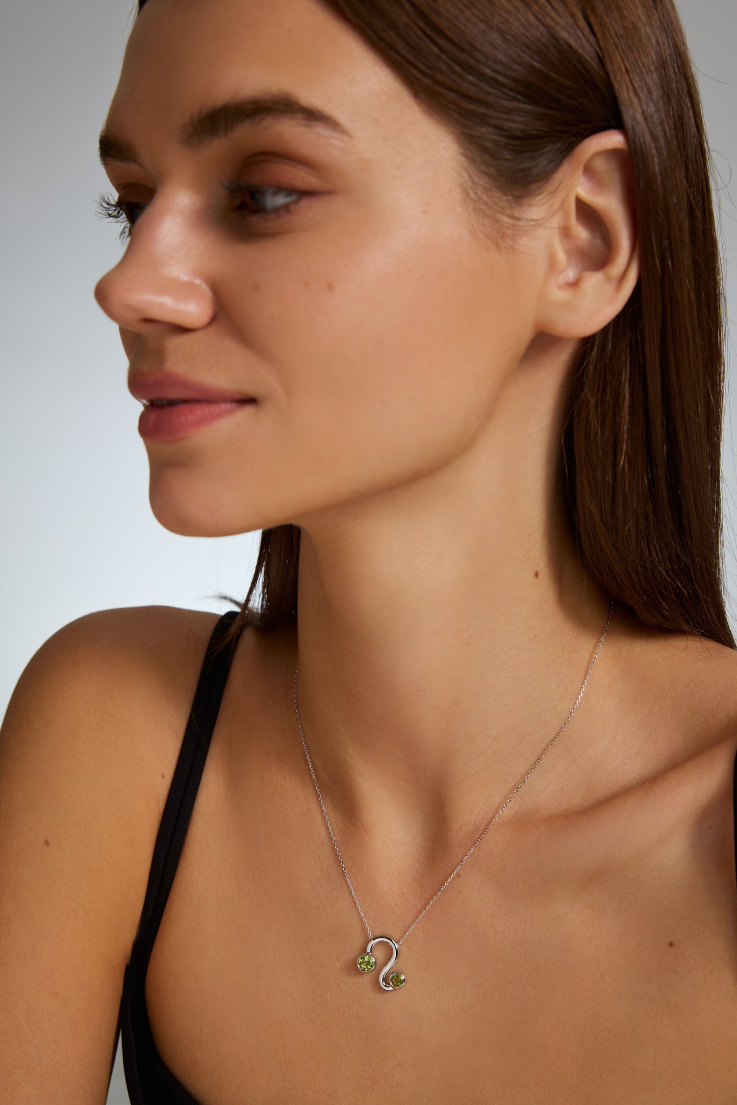 9K collar de constelación color oro blanco, con 1 peridoto incrustado